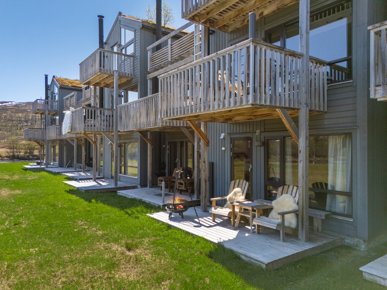 Leiligheten har terrasse på bakkeplan, to balkonger mot øst der morgensolen kommer inn, samt en balkong mot nordvest der kveldssolen går ned. Galleribilde