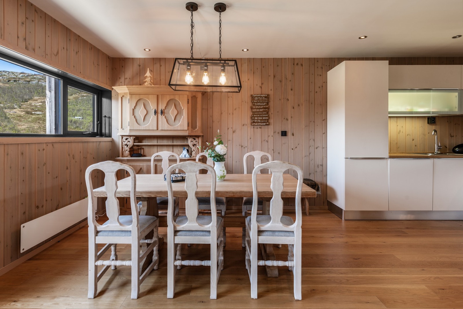 Lyst og åpent kjøkken og spisestue med utgang til balkong Galleribilde