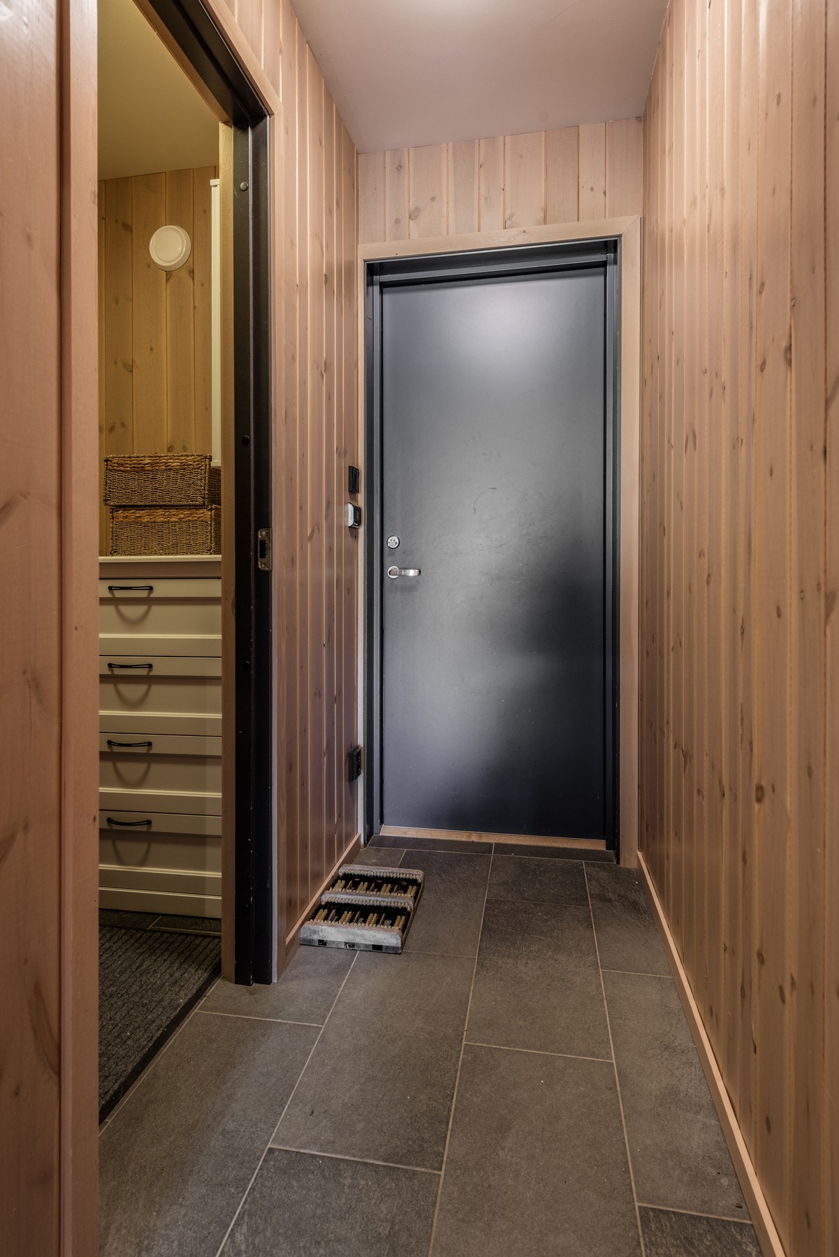 Entré i første etasje, med flislagt gulv og garderobe Galleribilde