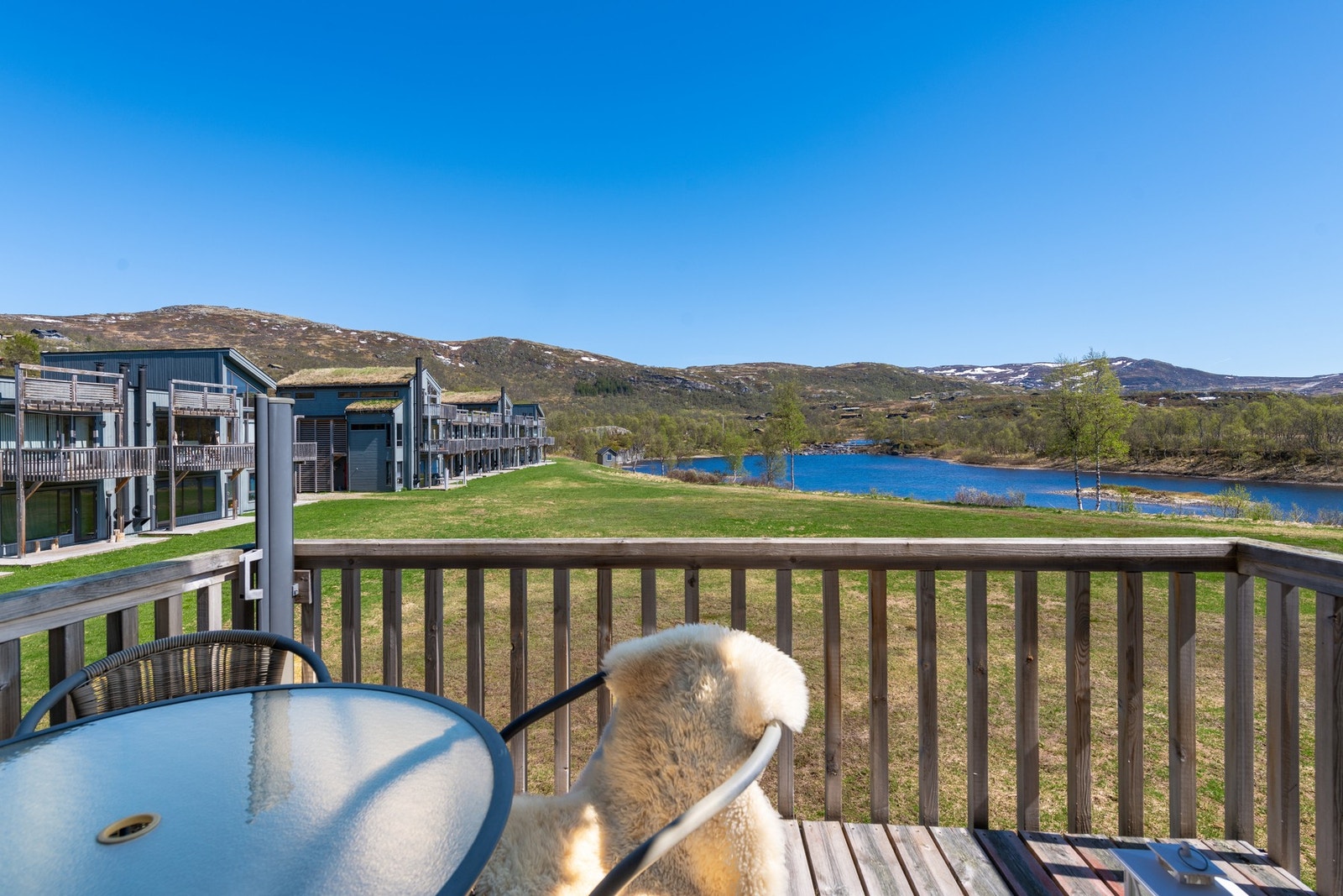 Elven renner like forbi. Perfekt for en dukkert en varm sommerdag. Galleribilde