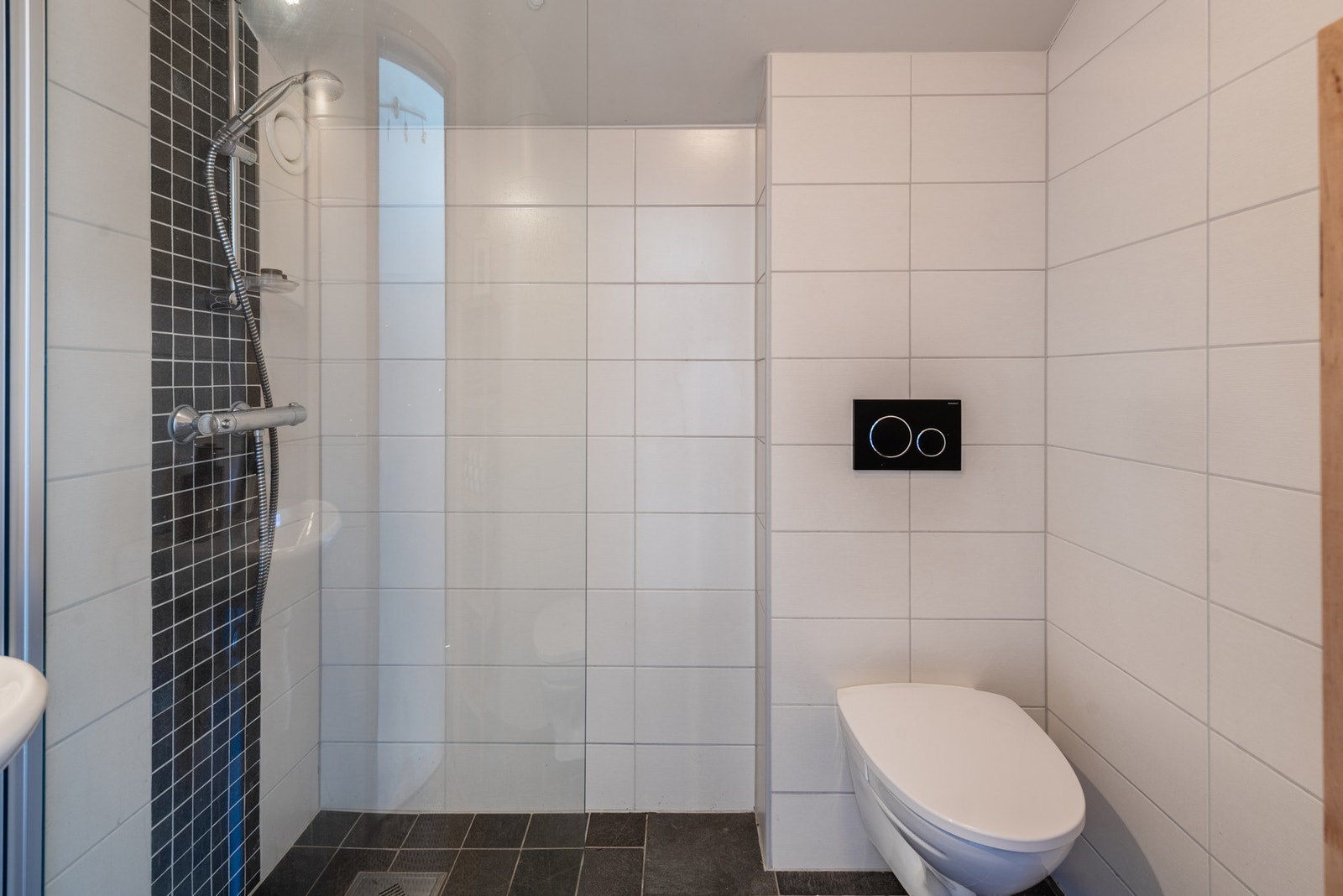 Leiligheten har flott flislagt bad i tredje etasje Galleribilde