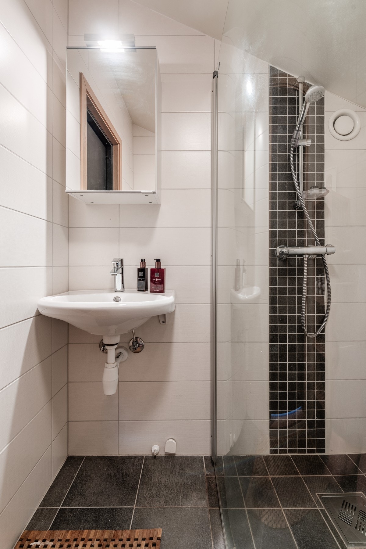 Leiligheten har flott flislagt bad i tredje etasje Galleribilde