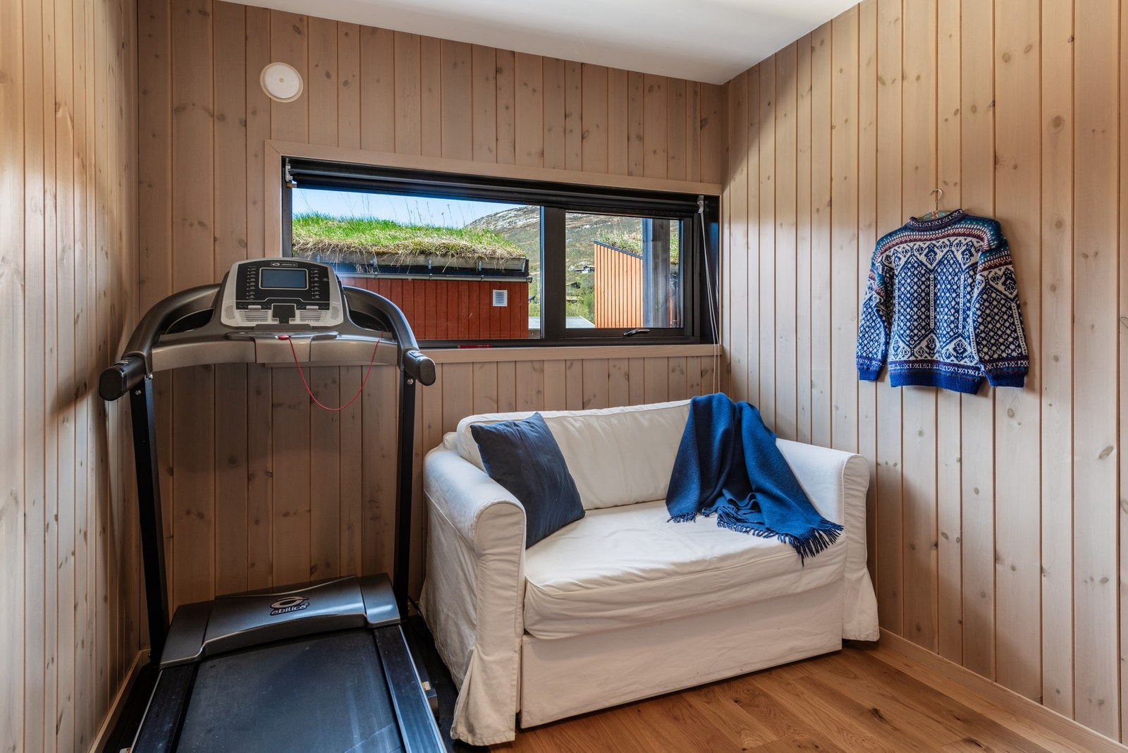 Det tredje soverommet i første etasje har god plass og kan brukes som kjellerstue, treningsrom eller lignende Galleribilde