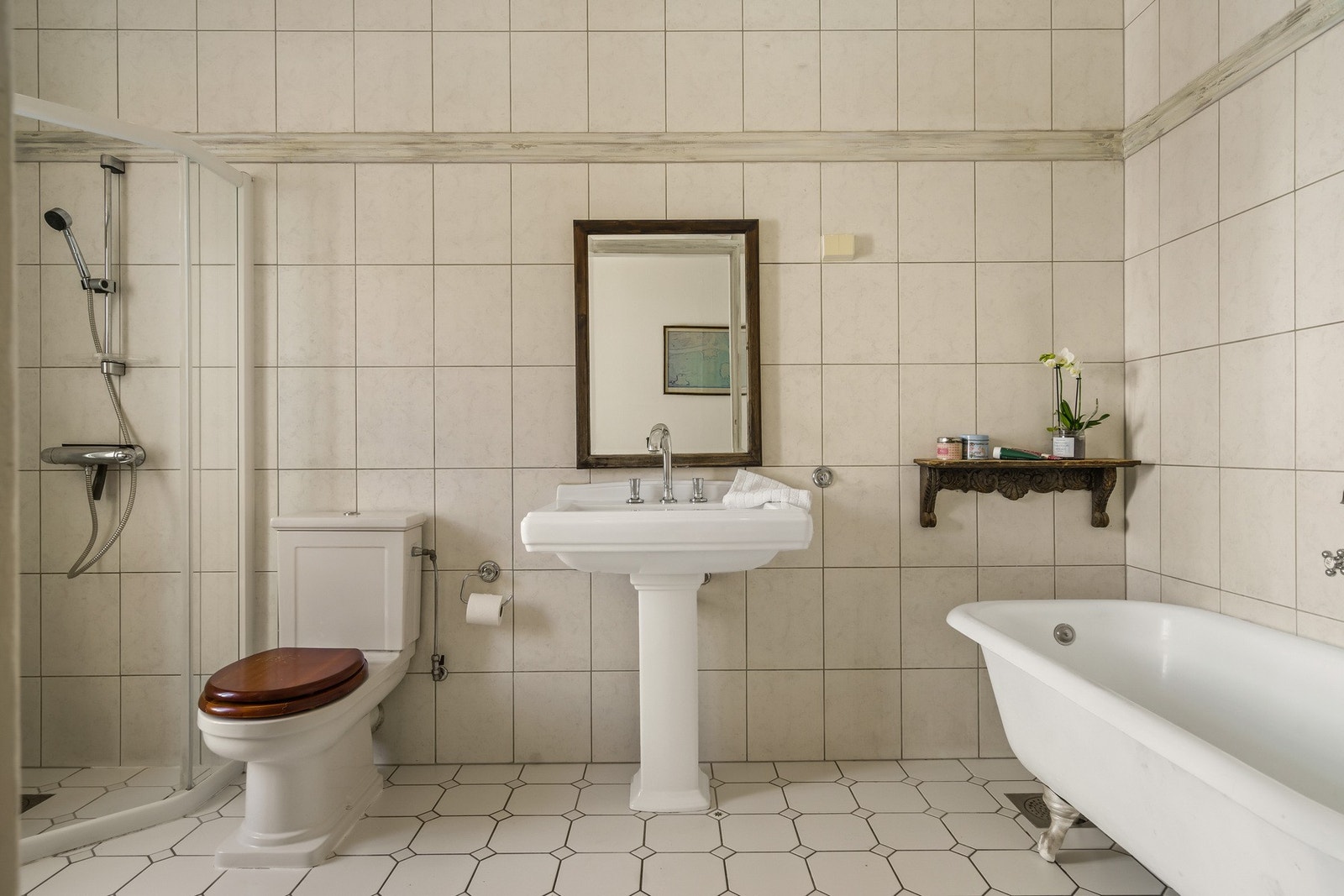 Stort og lyst bad fra 2001 innredet med både badekar og dusj Galleribilde