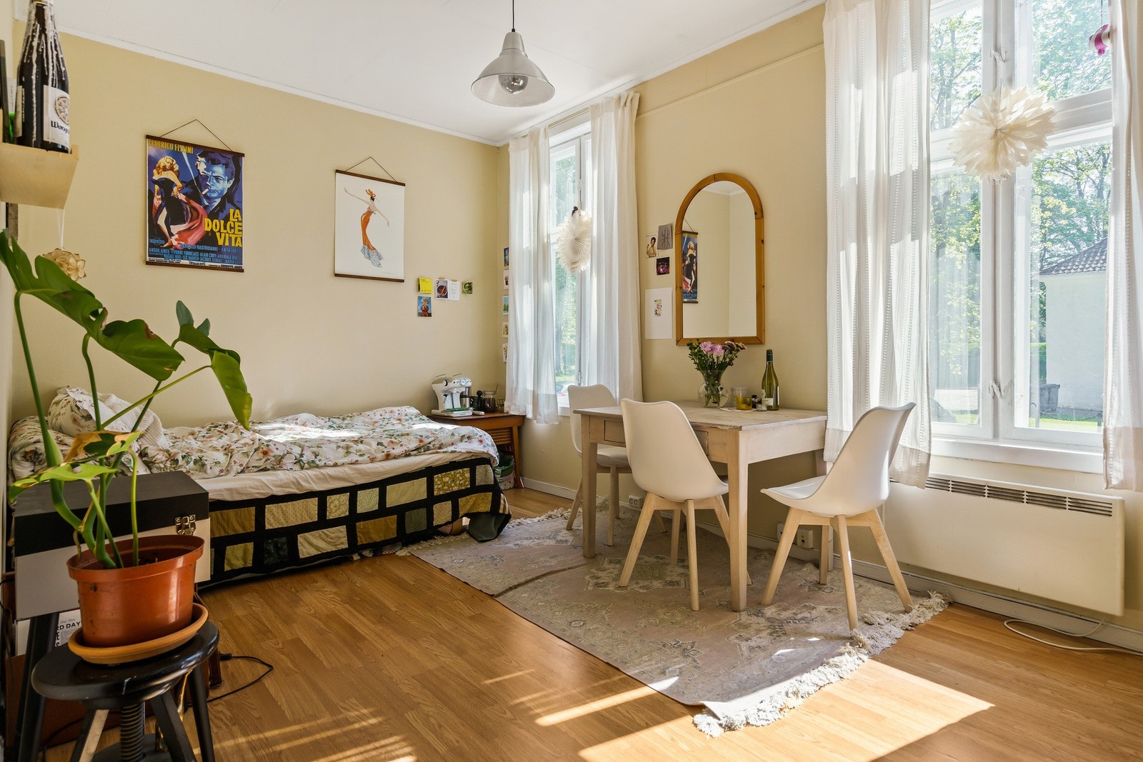 Hybelen gir både plass til sovesofa og spisebord/skrivebenk - Fin utsikt mot gaten Galleribilde