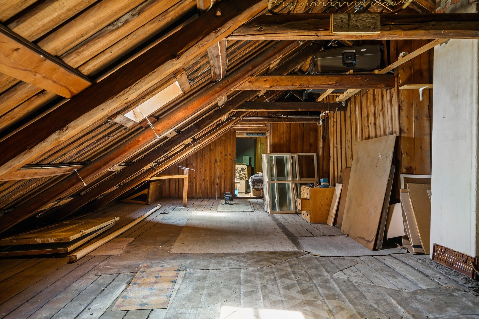 Uinnredet loft med muligheter for lagring Galleribilde