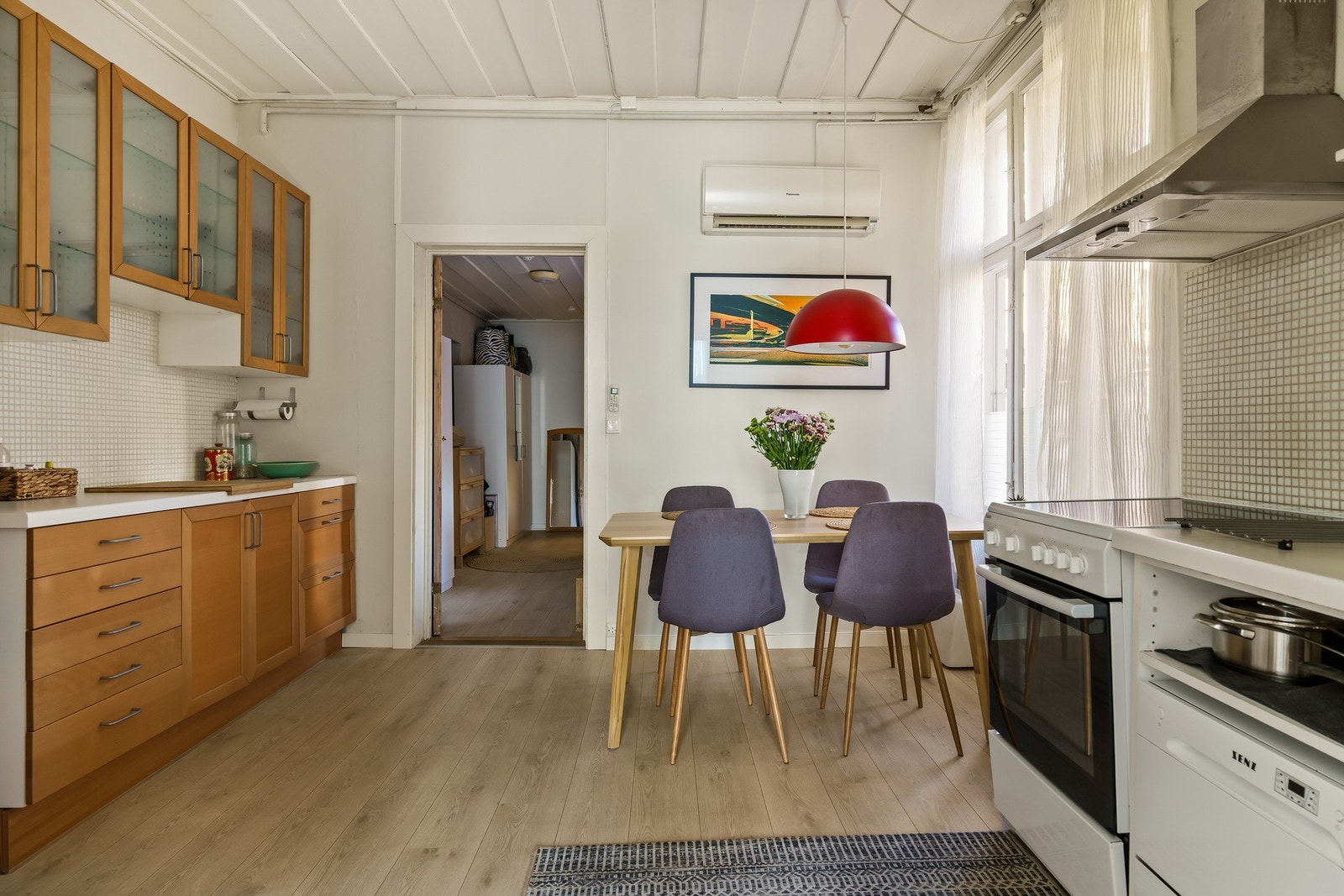 Praktisk og funksjonelt kjøkken med innredning fra IKEA. Utleieleiligheten inneholder stue, kjøkken, soverom, bad, vaskerom og WC Galleribilde