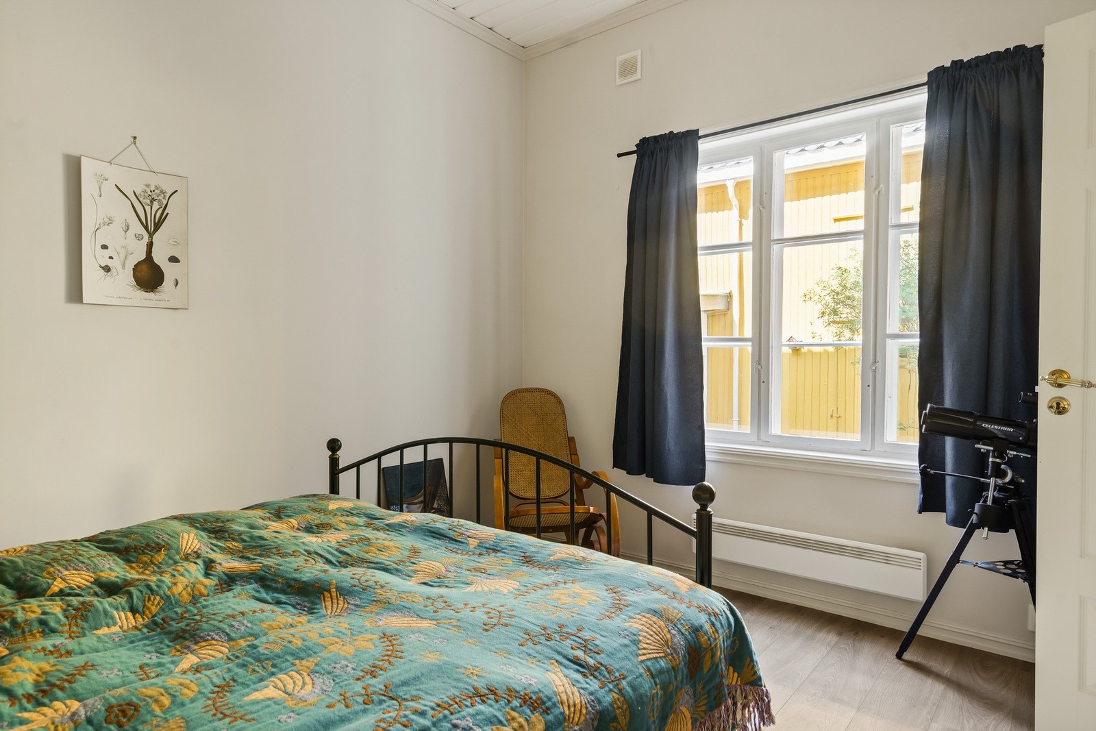 Soverom 1 i 1. etasje har adkomst fra hall og brukes idag av hoveddelen Galleribilde
