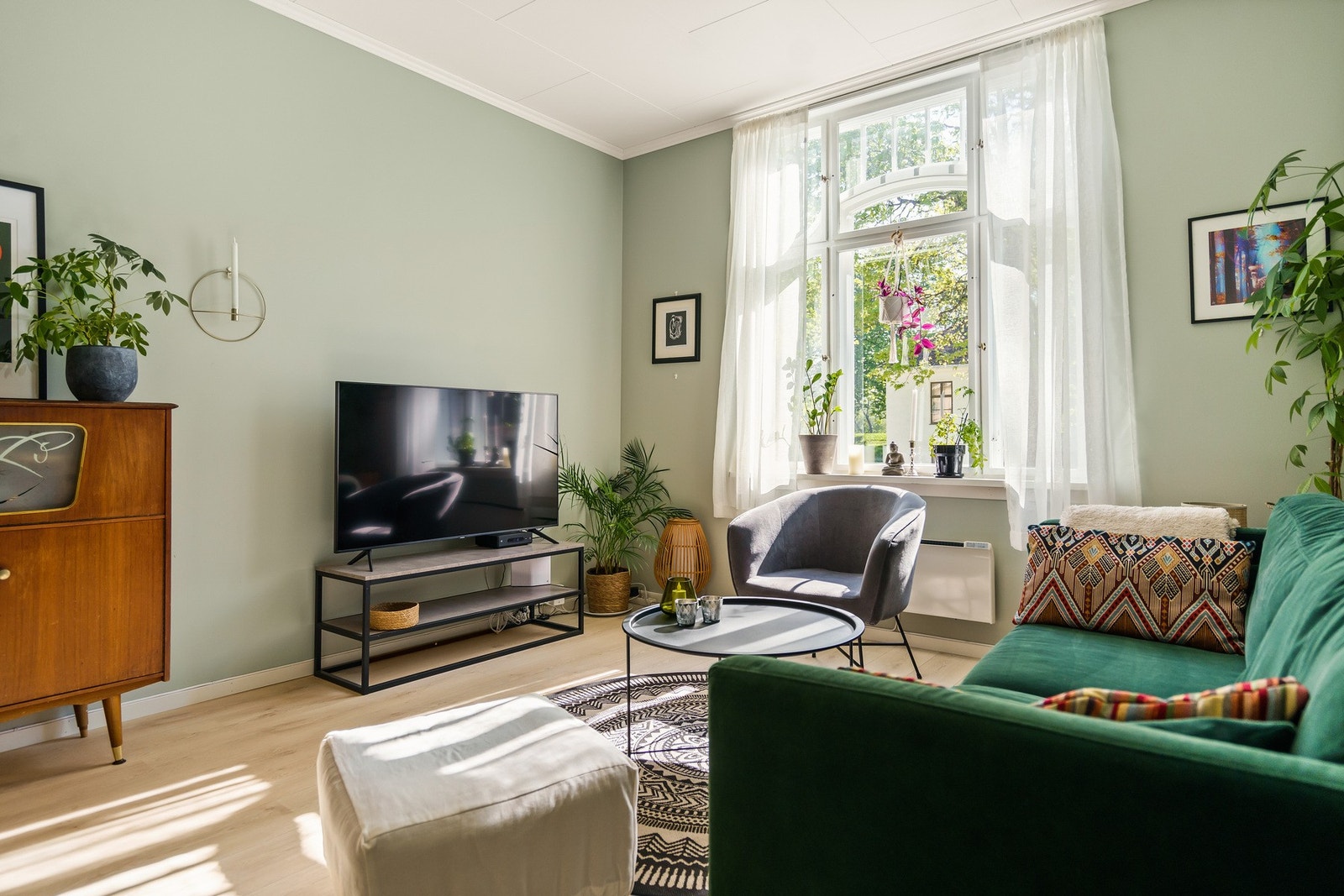 I 2021 ble store deler av overflatene i stuen rehabilitert Galleribilde