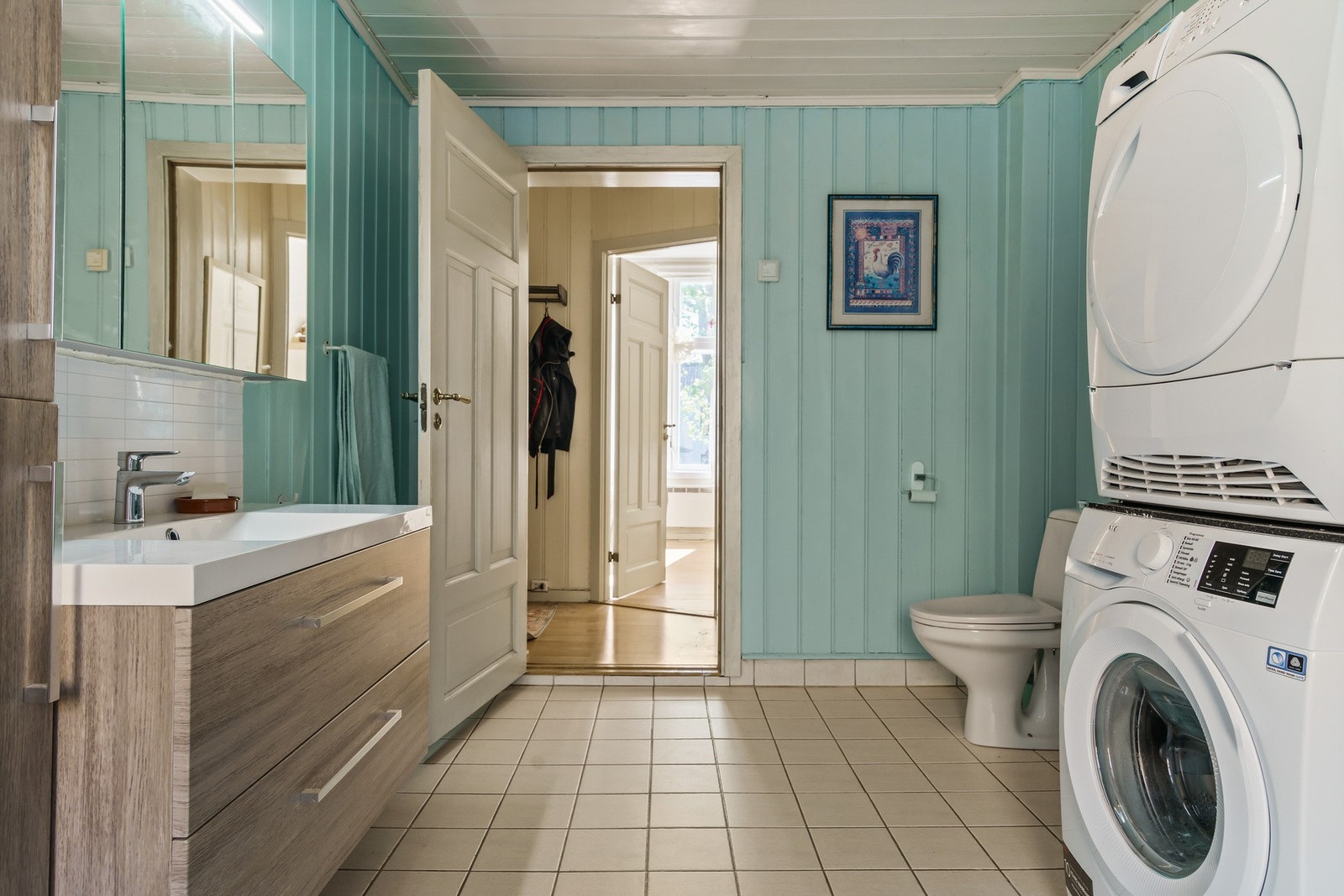 Varmekabler i gulv, badet disponeres av beboer i hybel og etasjens øvrige soverom Galleribilde