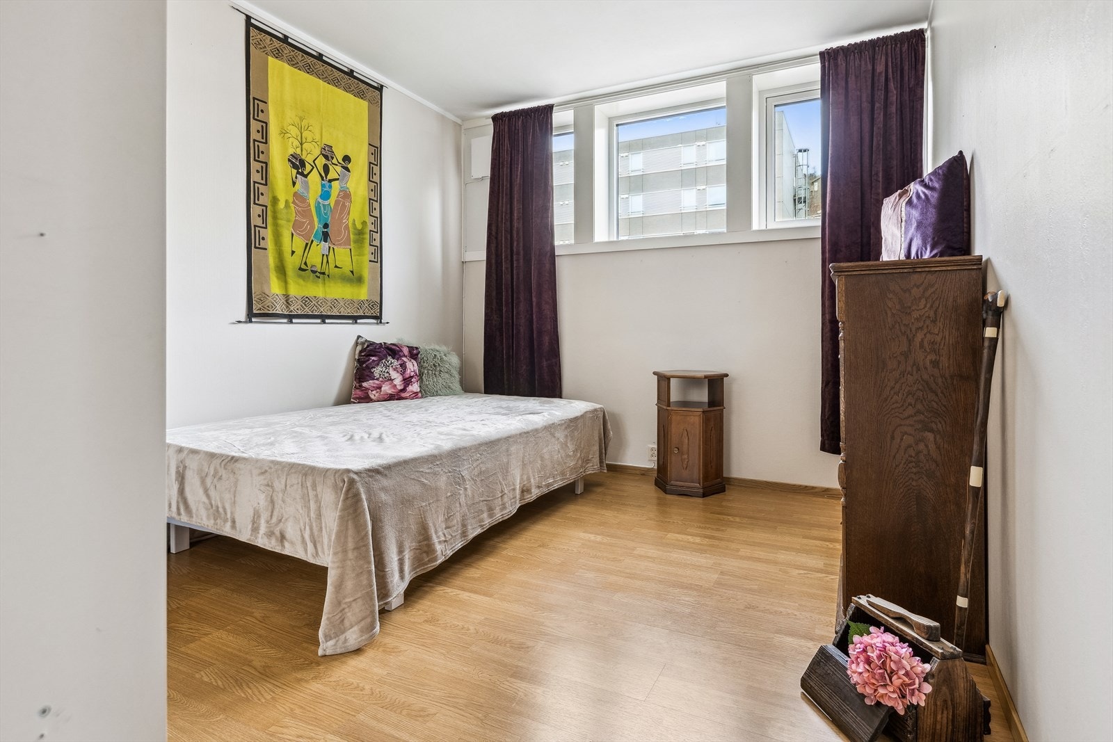 Her er det to soverom. Det største soverommet har stor skyvedørsgarderobe. Galleribilde