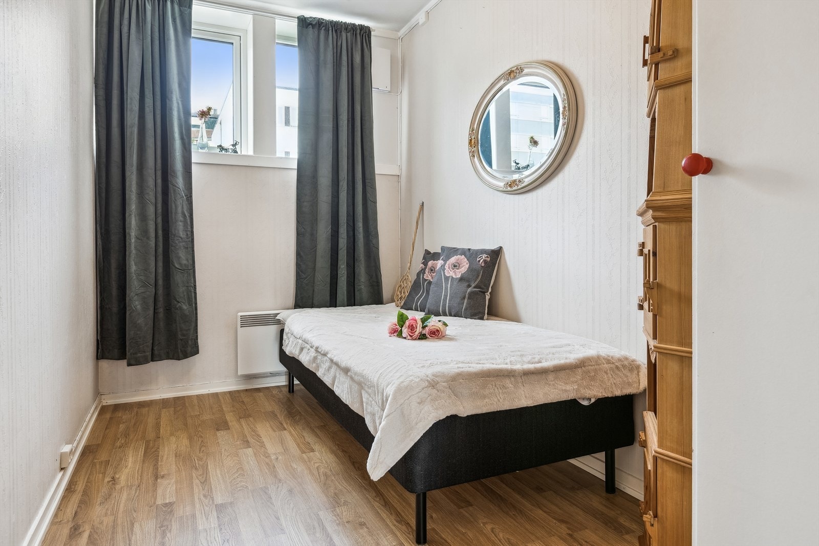 Et mindre soverom som også har skap. Galleribilde