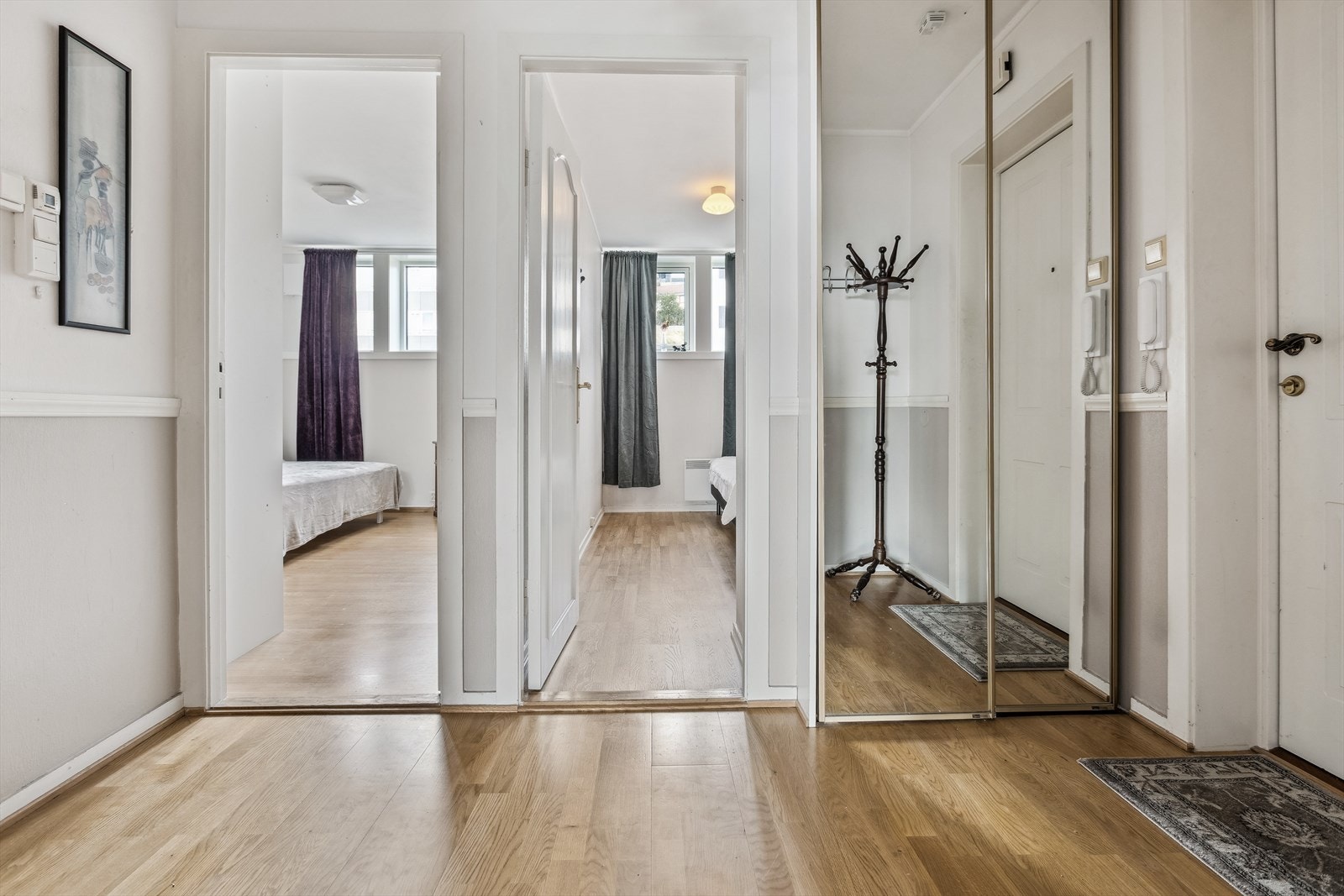 Leiligheten er arealeffektiv og har rikelig med lagerplass. Entrèen er i senter til alle rom i leiligheten. Galleribilde