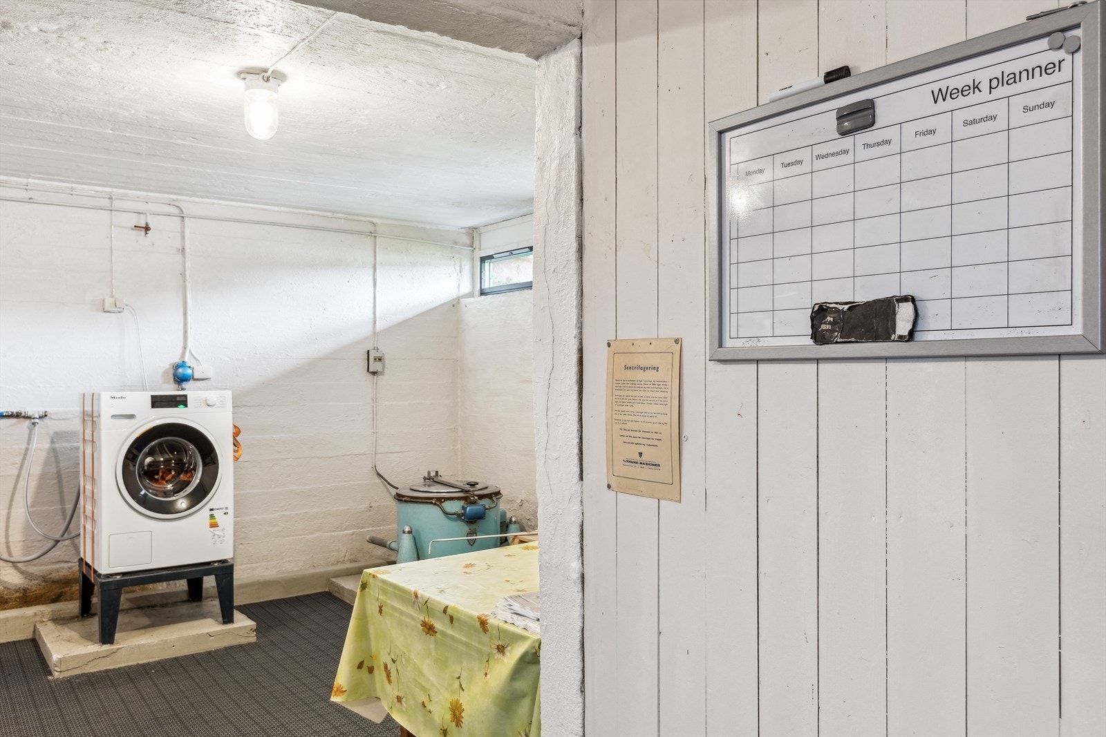 Borettslaget har god kjeller hvor vi finner et felles vaskerom. Her står det to maskiner til disposisjon for den somt trenger det. Det er også mulighet å sette inn egen vaskemaskin i leiligheten om en heller ønsker dette. Galleribilde
