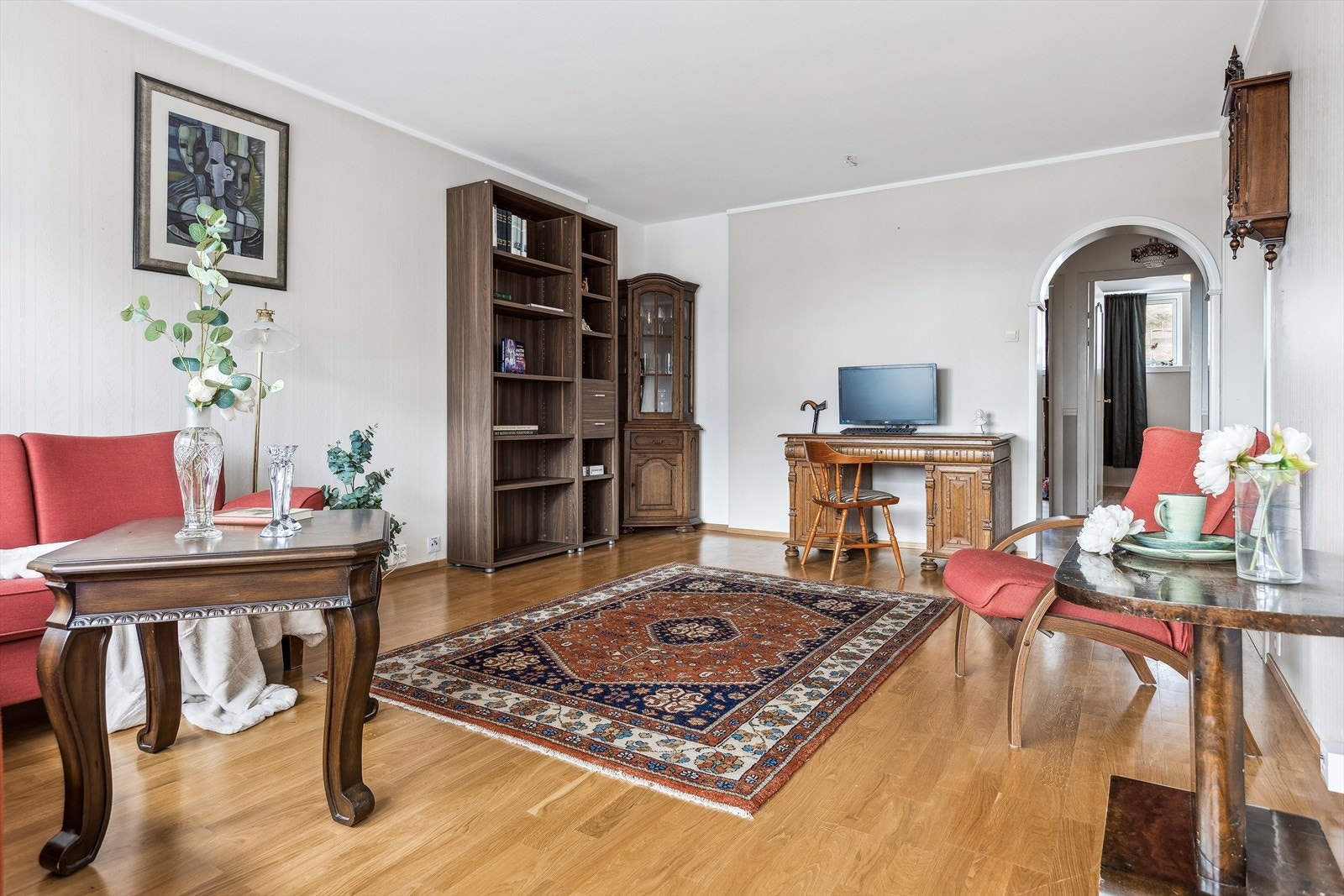 Stuen har greit med plass å møblere. Galleribilde