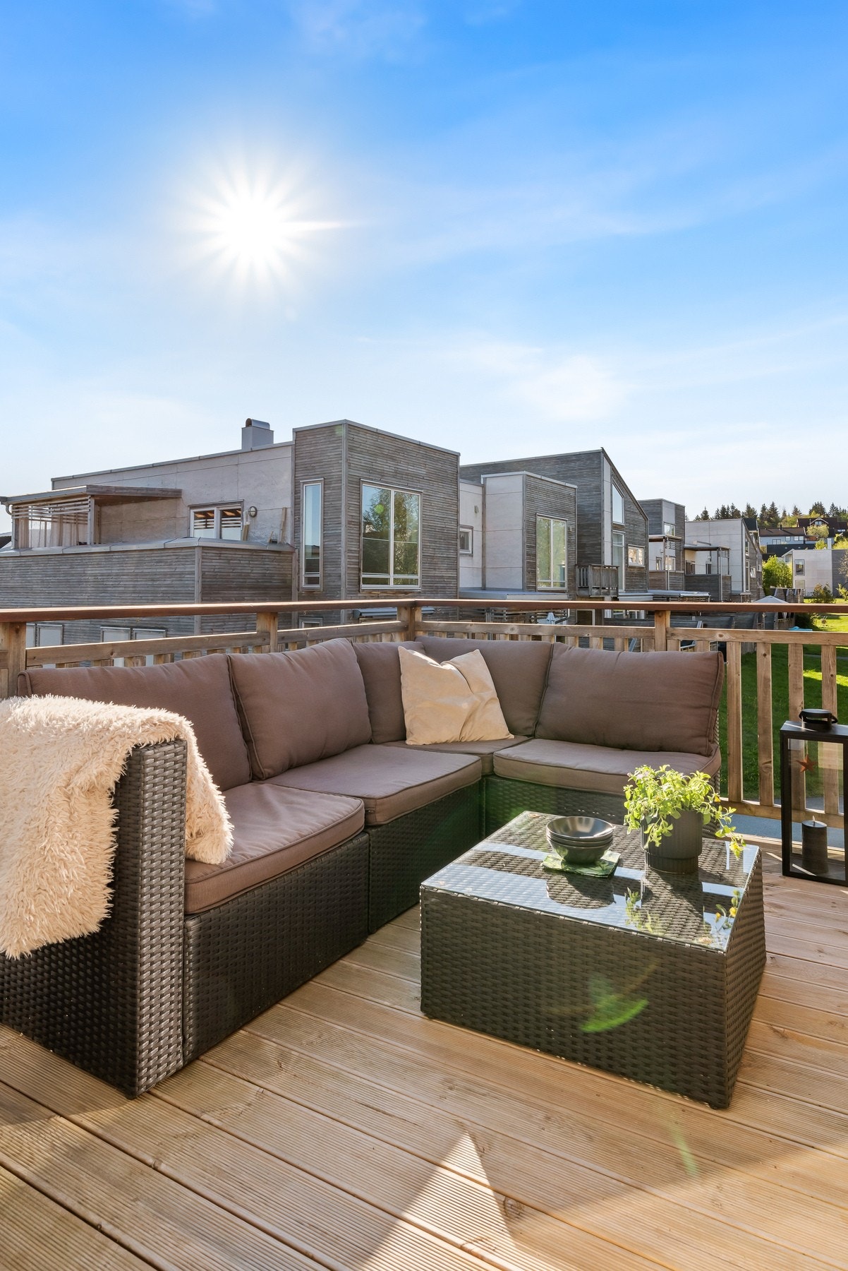 Balkongen ligger skjermet for trafikk og forbipasserende. Galleribilde