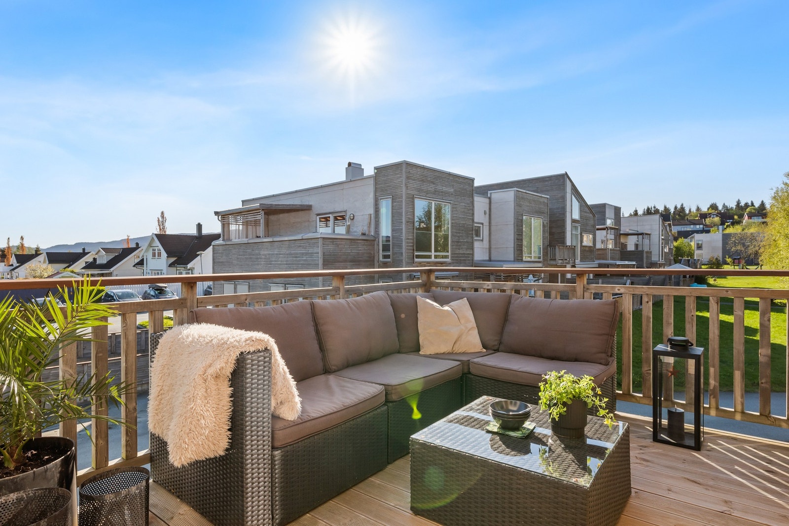 Fra stua er det utgang til en solrik balkong med flott utsyn utover felleshagen. Galleribilde