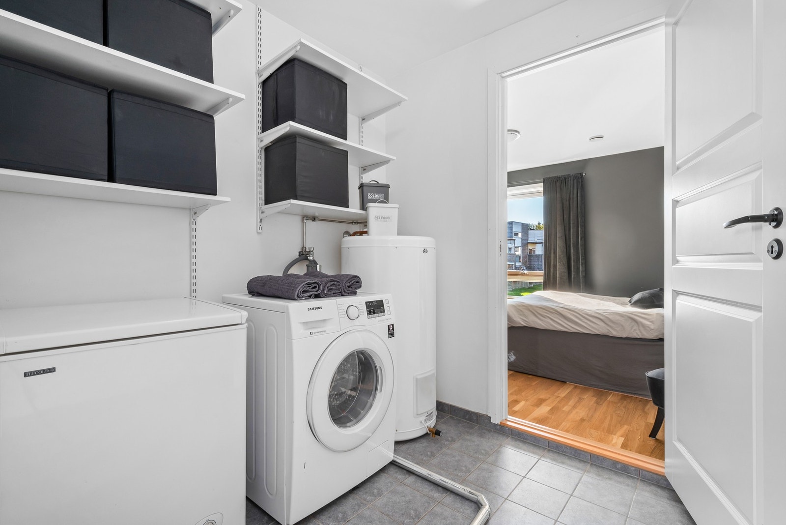 Sportsbod i dag er innredet som vaskerom/ teknisk rom og ligger praktisk ved hovedsoverommet. Galleribilde