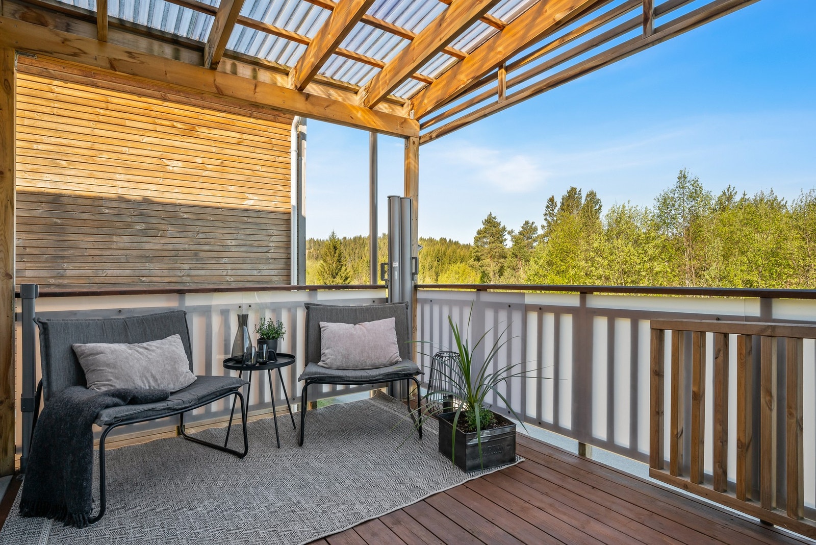 Over inngangspartiet er det også takoverbygg. Galleribilde