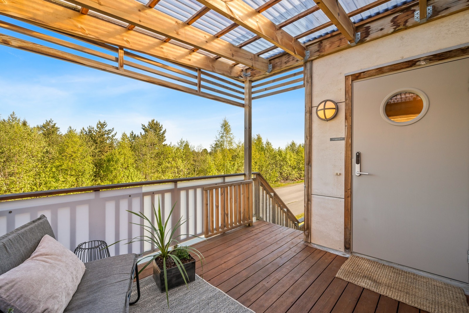 Her er en lun og hyggelig plass for å nyte kveldssola helt til den går ned. Galleribilde