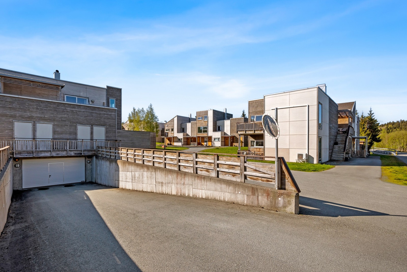 Leiligheten disponerer fast parkeringsplass i felles p-kjeller hvor det er montert lader for el-bil. Galleribilde