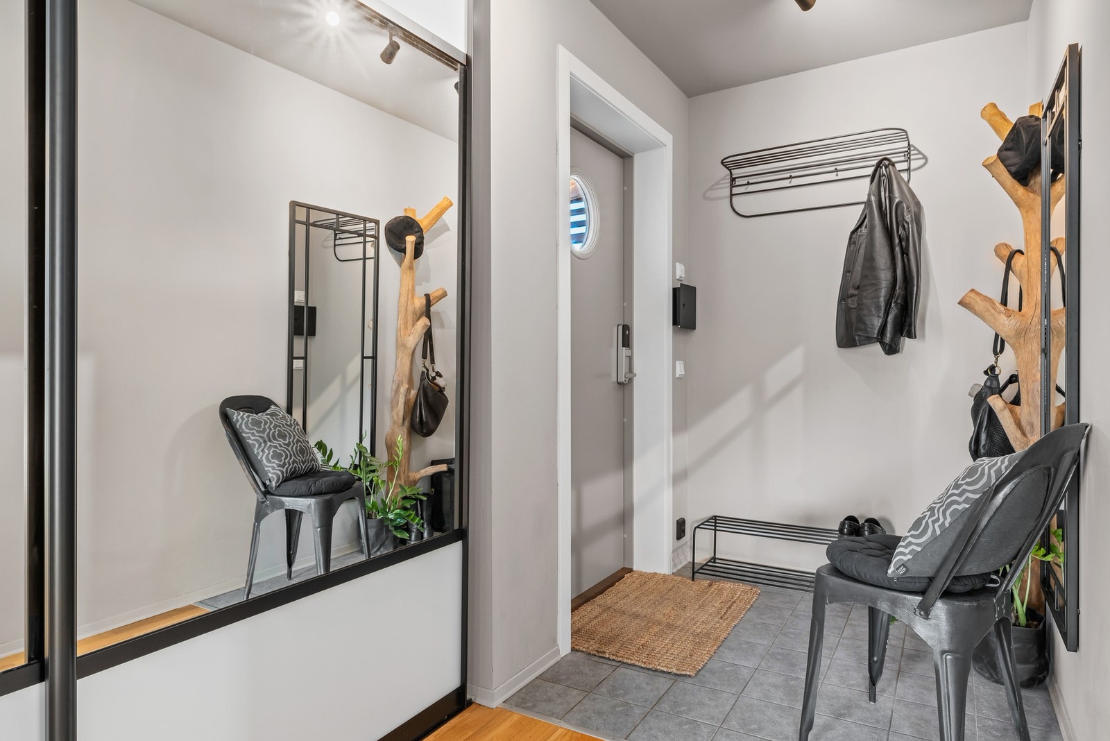 Her er det også en stor skyvedørsgarderobe som kan inneholde det meste. Galleribilde