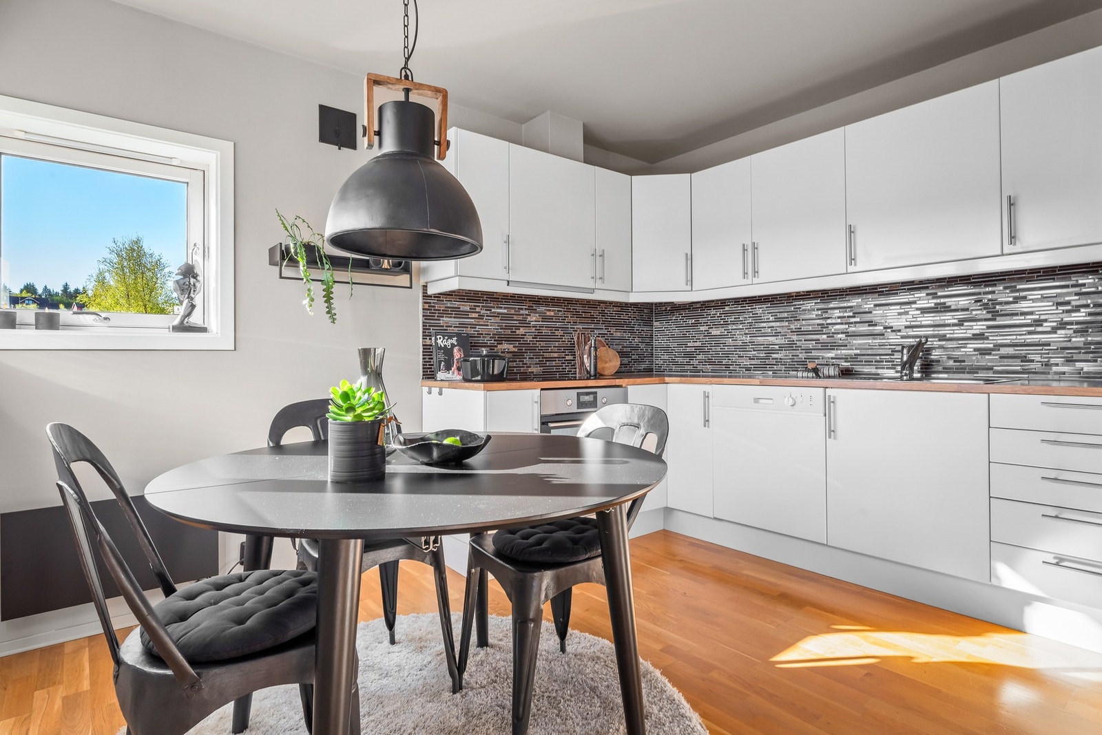 Leiligheten er malt i nøytrale og moderne farger. Galleribilde