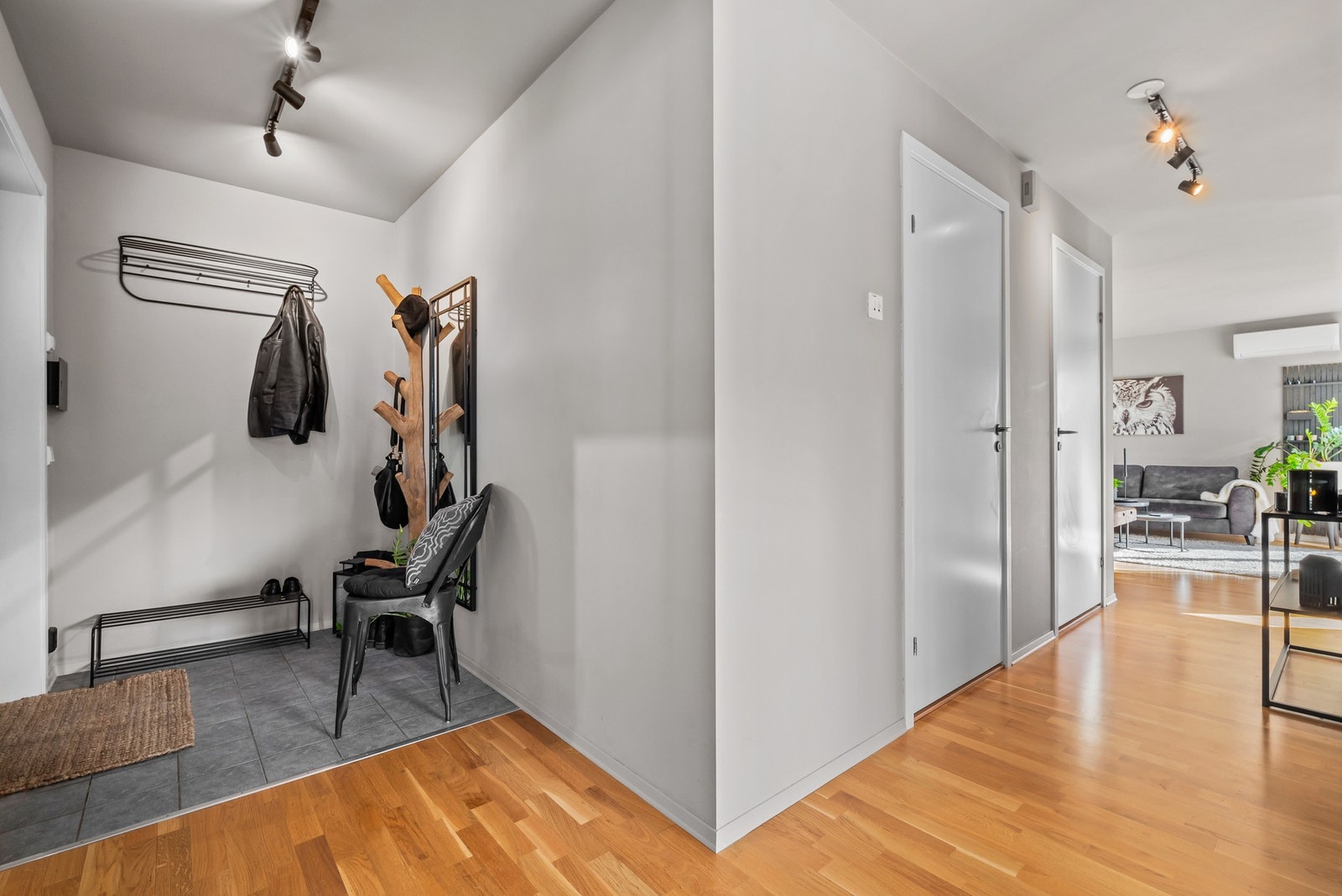 Leiligheten har en romslig entre med god plass til ytterklær og sko. Galleribilde