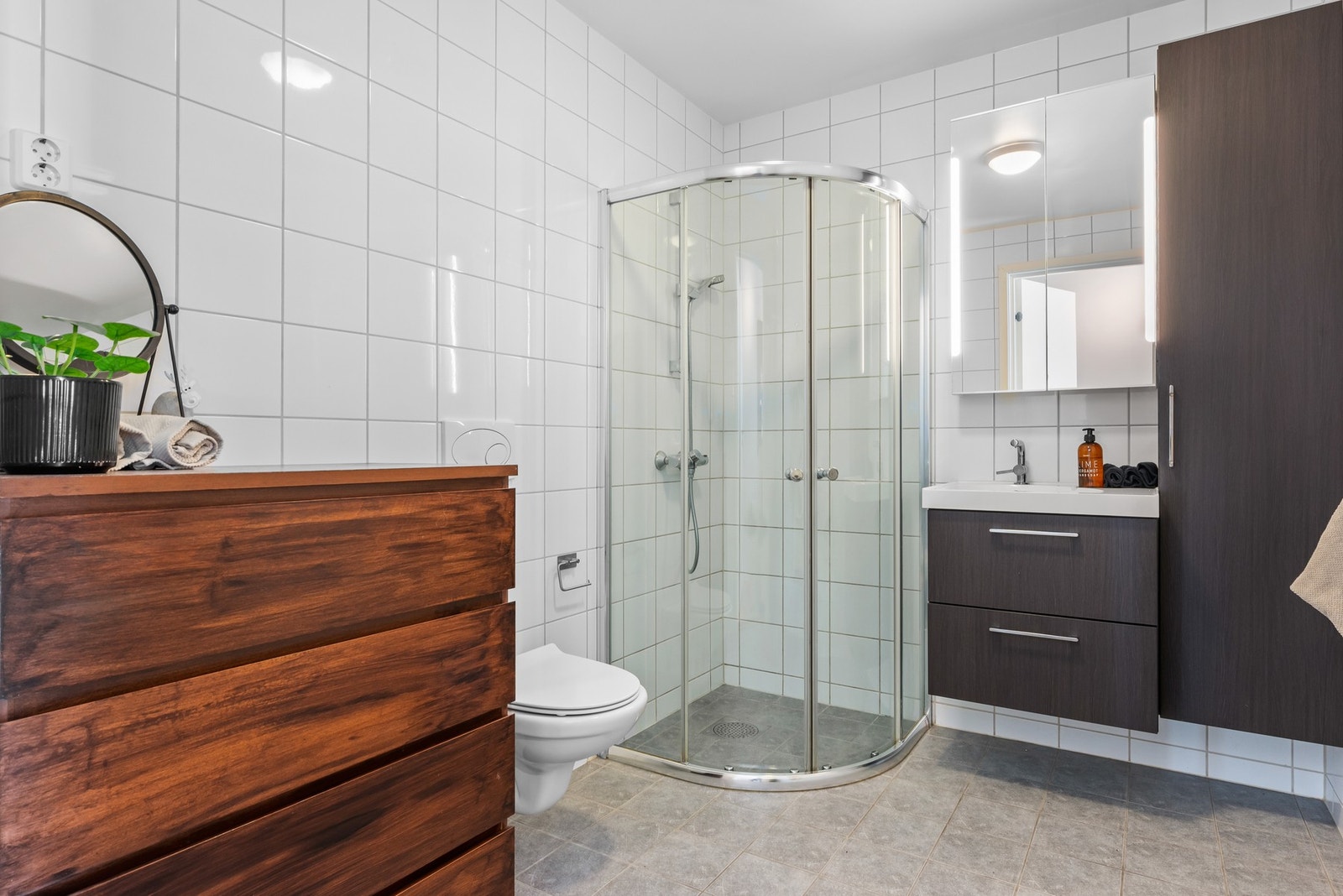 Badet er på ca. 5,5 kvm med flis på vegg og gulv med varmekabler. Galleribilde