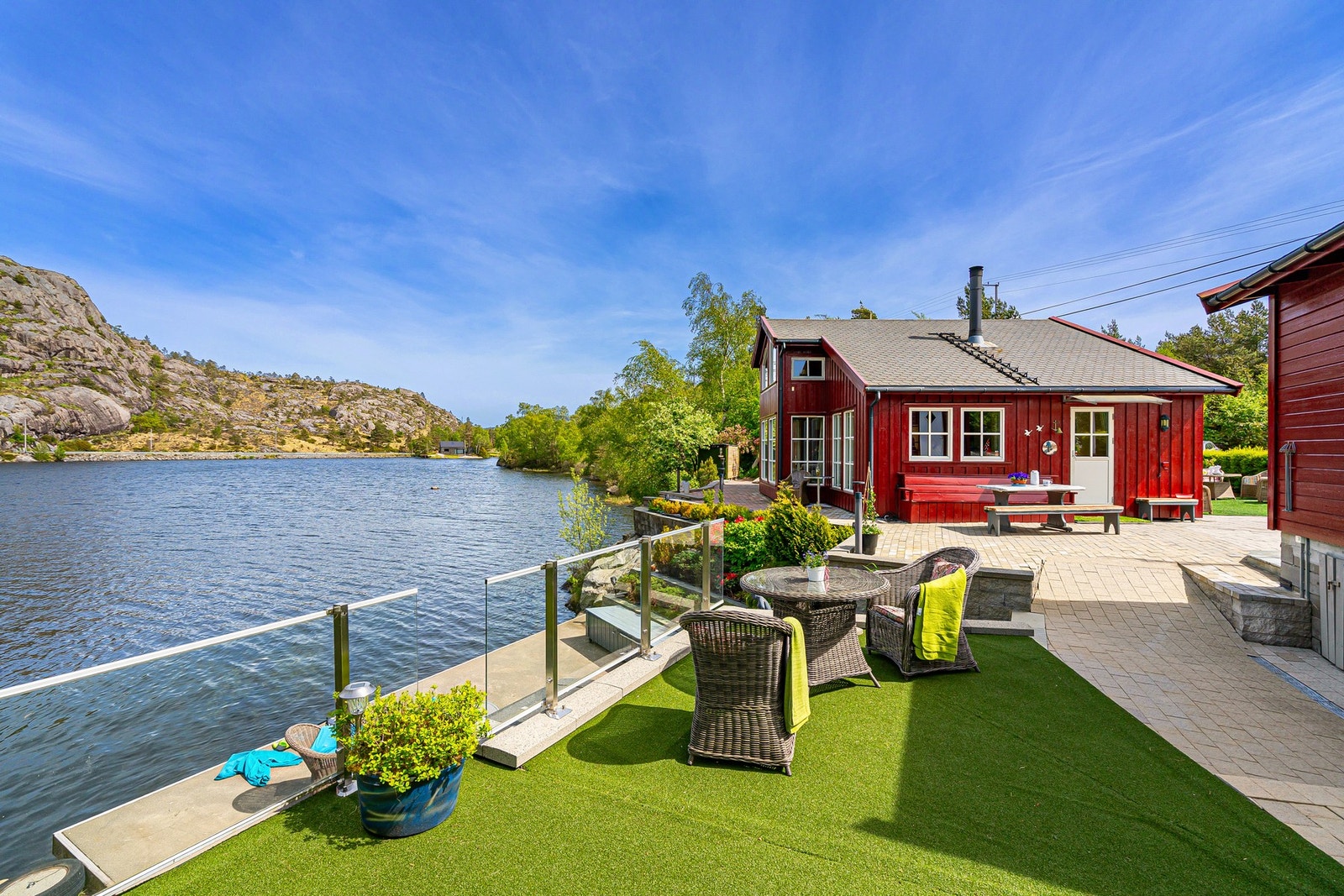 Fritidsboligen ligger helt i vannkanten - perfekt for morgenbad og lange sommerdager på bryggen. Galleribilde