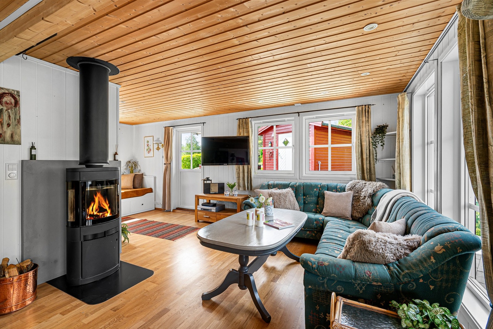 Store vindusflater slipper naturen inn og skaper en følelse av å være tett på vannet. Galleribilde