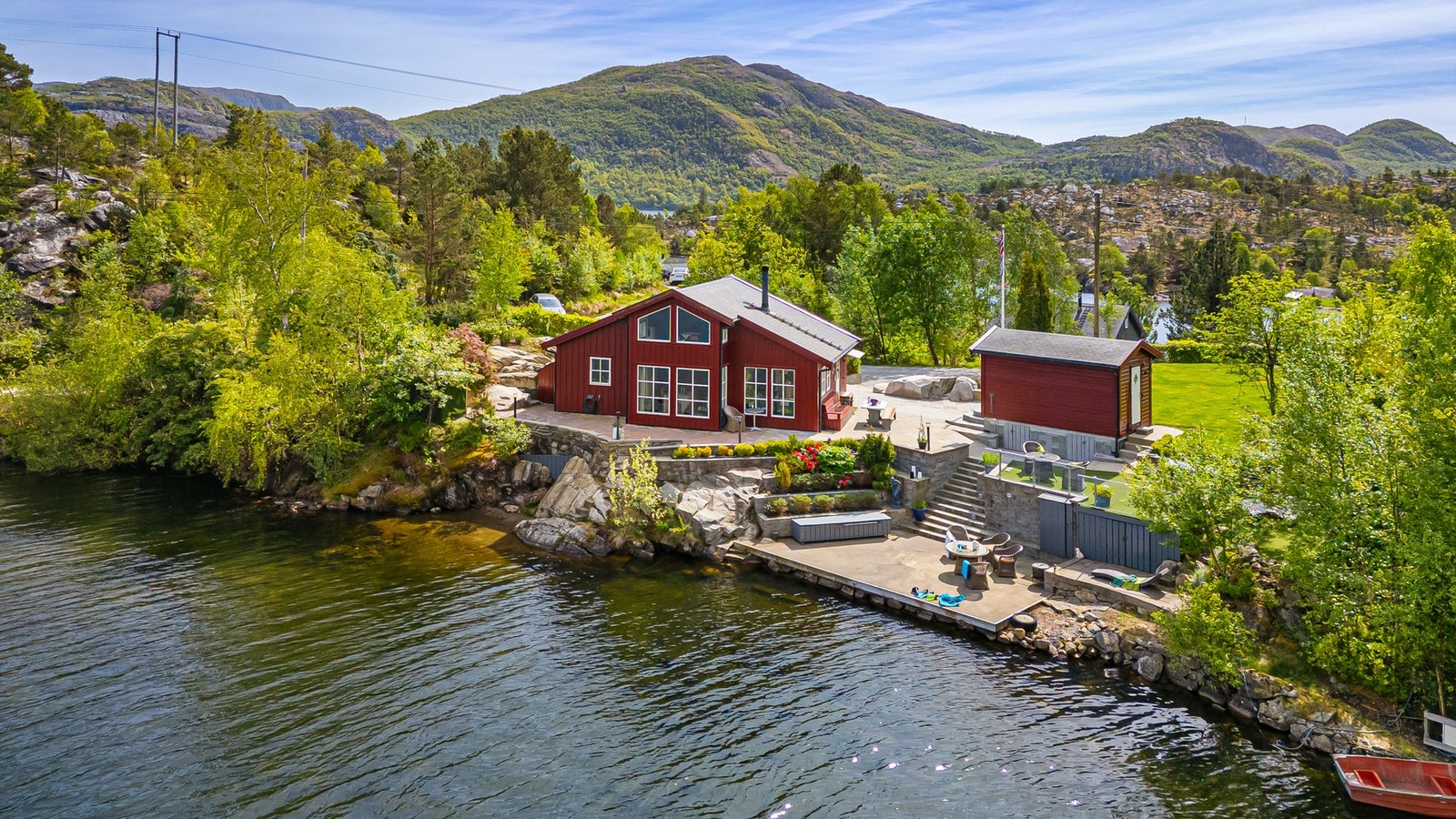 Her ser du hytten fra vannet - idyllisk og godt skjermet for innsyn og støy. Galleribilde