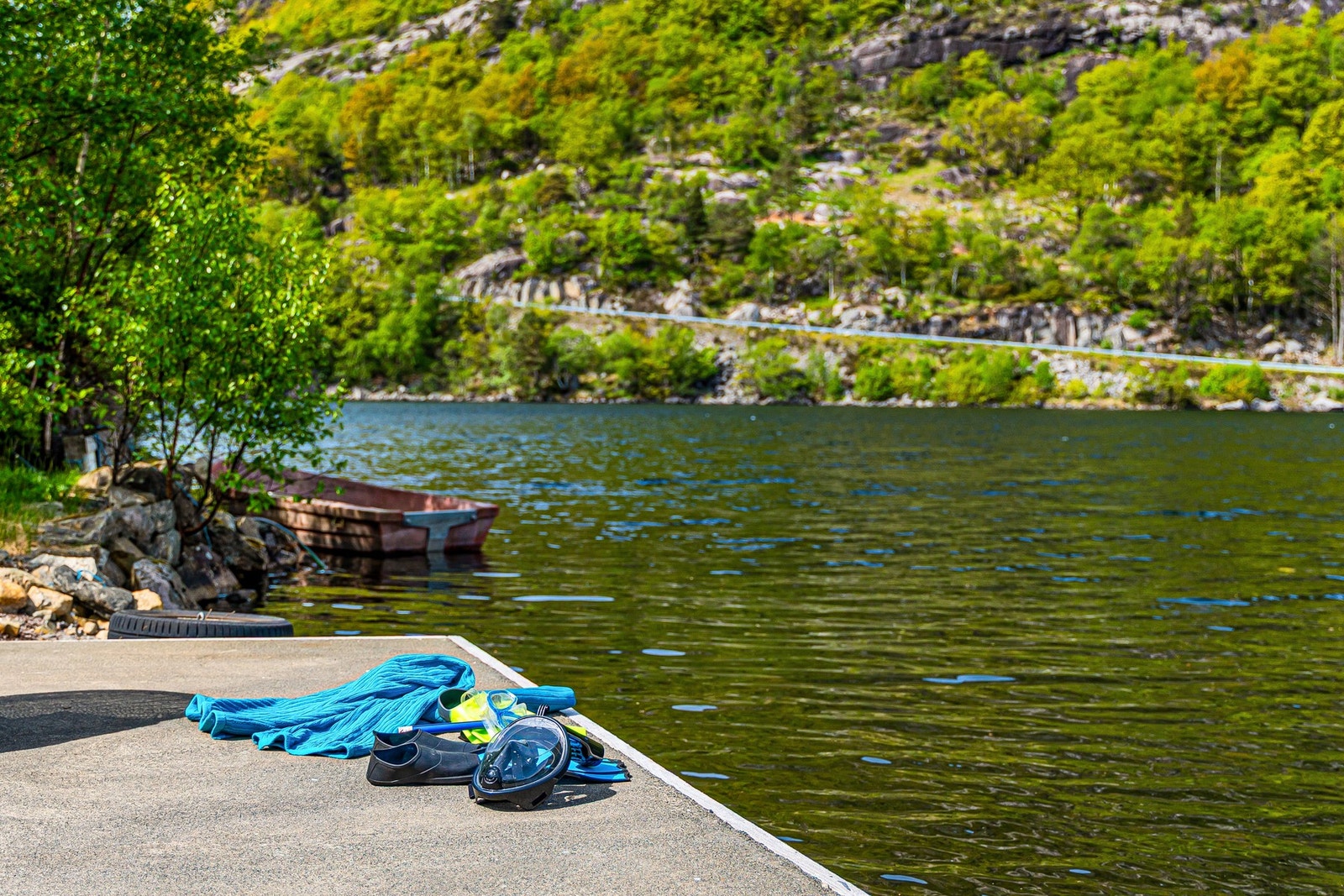 Bryggen ligger lunt til med flott solforhold og nydelig utsyn - her bader du rett fra tomten Galleribilde