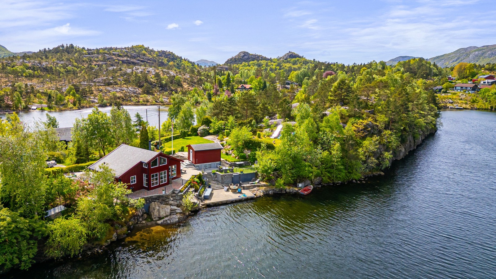Oversiktsbilde av eiendommen og bryggen - her ser du hvor godt tomten ligger til ved vannet. Galleribilde