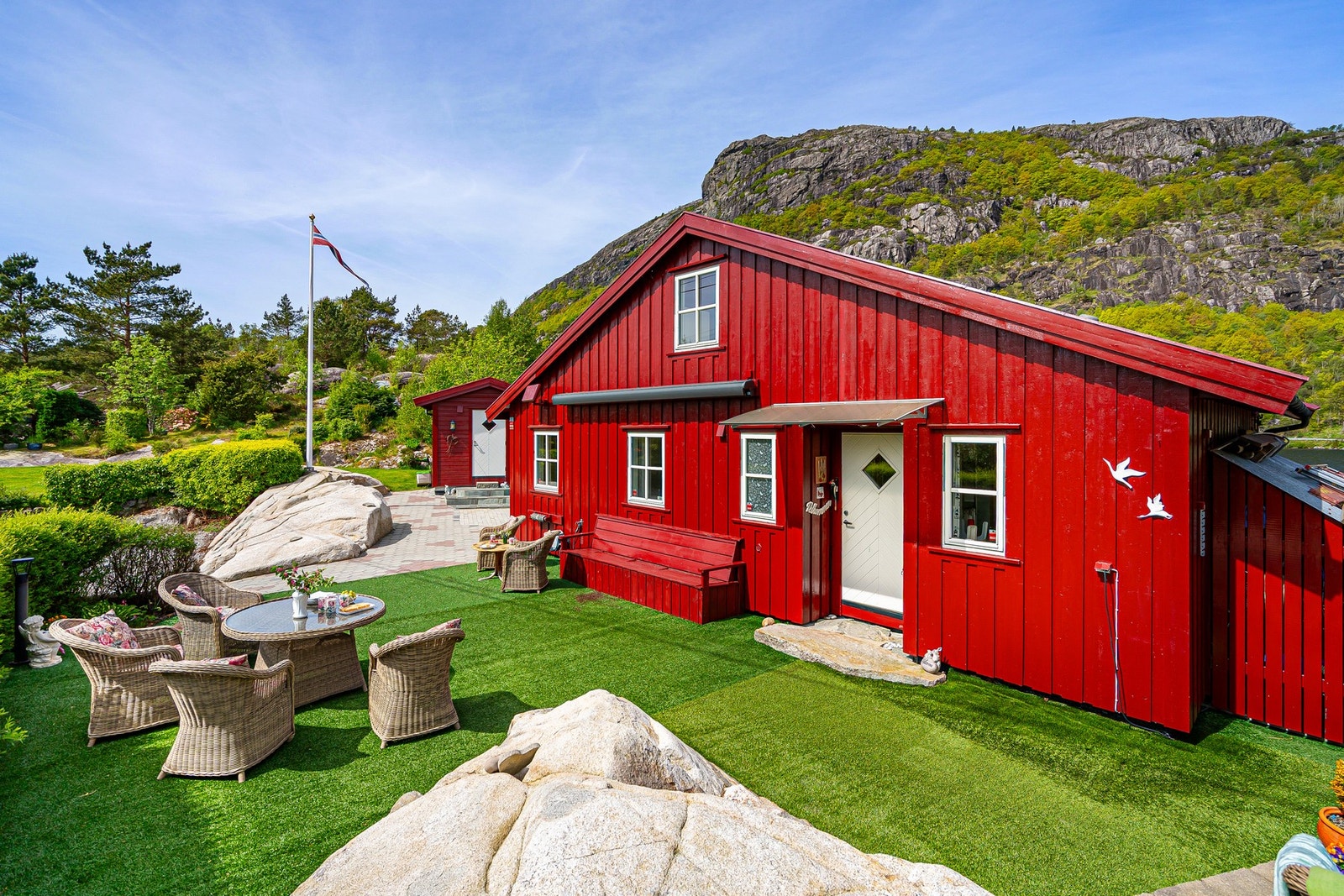 Rød klassisk fasade gir en varm og nostalgisk hyttefølelse - velholdt og innbydende. Galleribilde