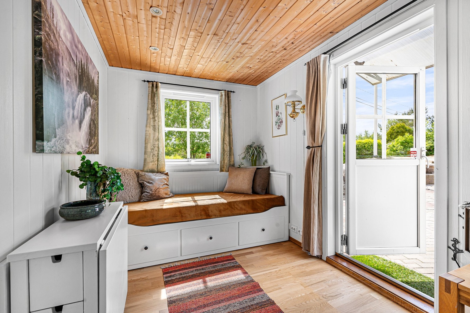 Hytten er gjennomgående lys og trivelig, med gjennomtenkt innredning og varme fargetoner. Galleribilde