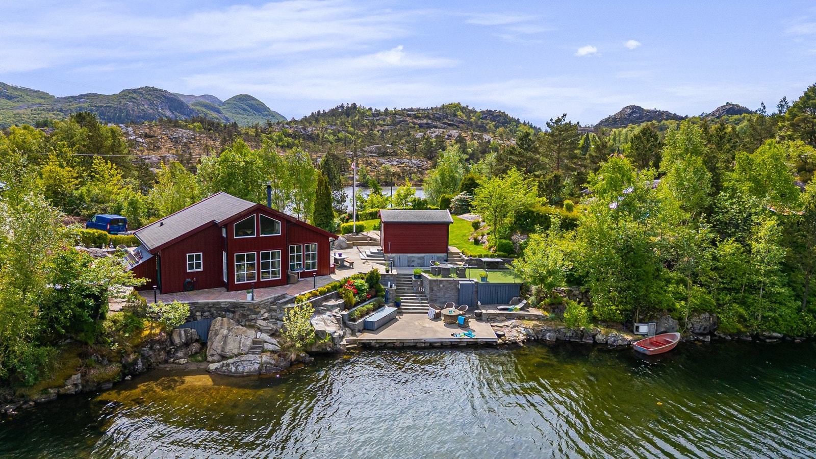 Hytta ligger vakkert til i terrenget, med direkte tilgang til egen brygge - en sjelden beliggenhet. Galleribilde