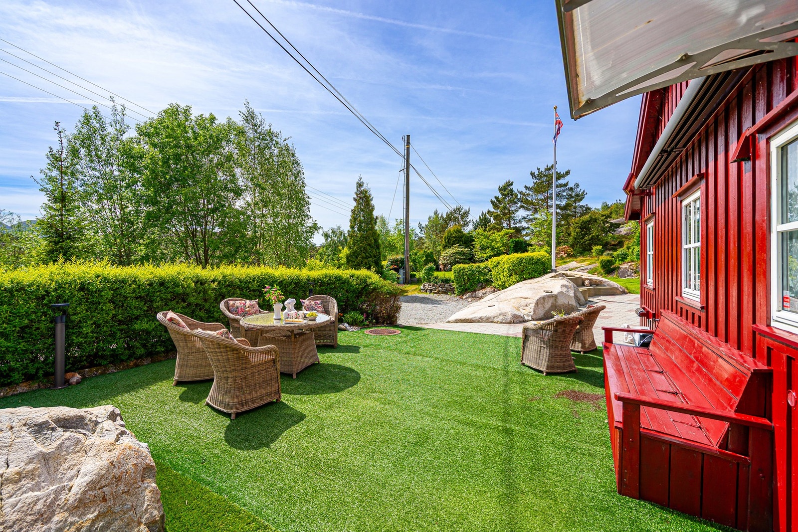 Med flere lune uteplasser rundt hytta kan du alltid finne ly for vinden eller nyte solen hele dagen. Galleribilde