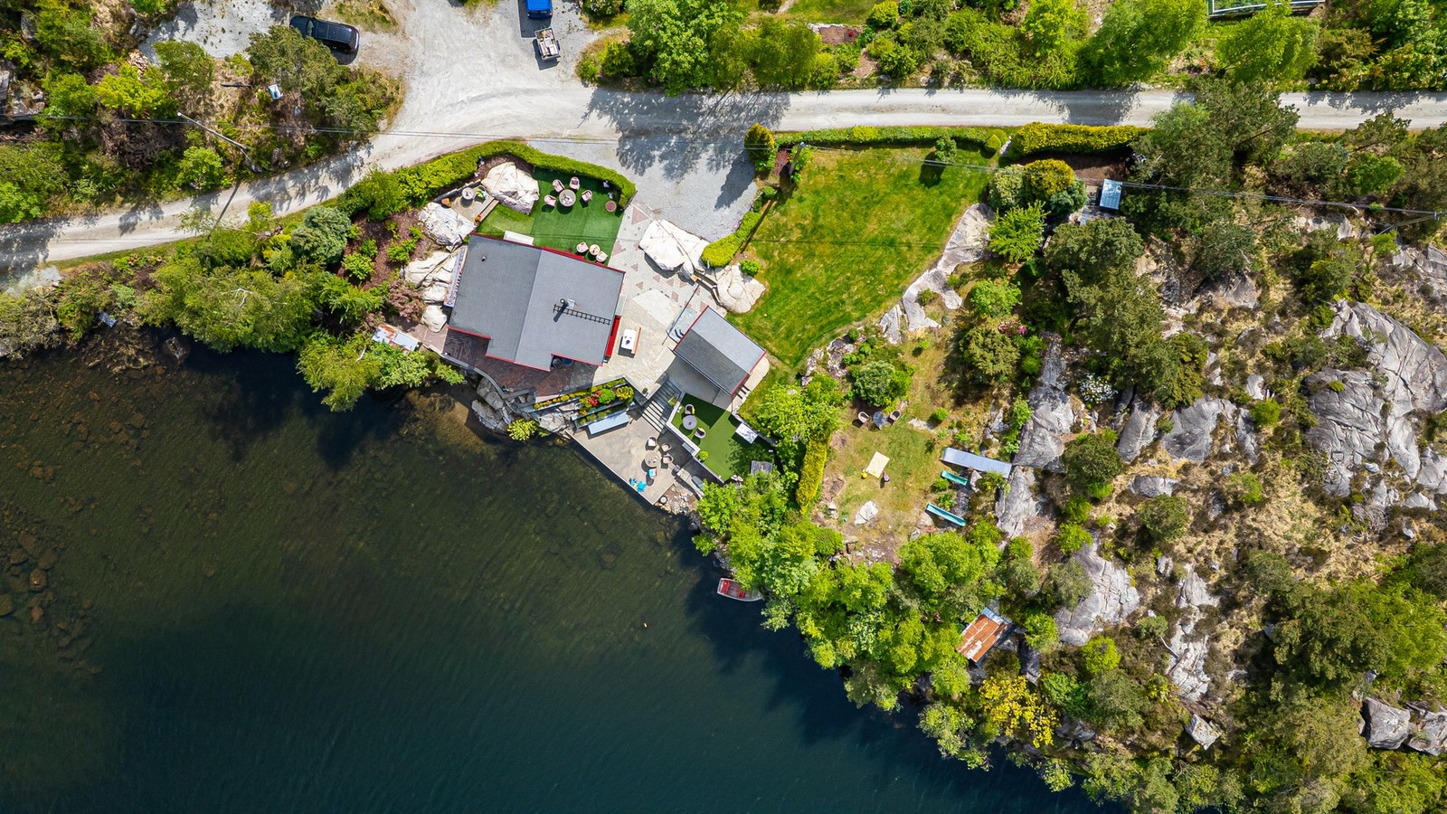 Her ser du hvor nær vannet fritidsboligen ligger - en unik plassering med kort vei til båtliv og bading. Galleribilde