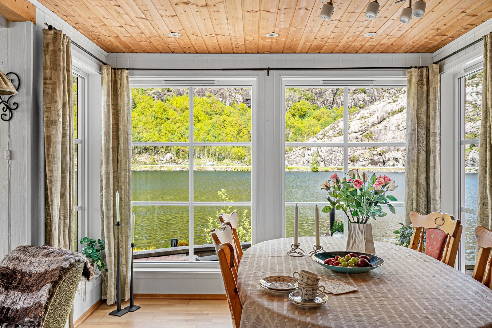 Spisestue med utsikt - her nyter du måltidene med naturen som bakteppe. Galleribilde