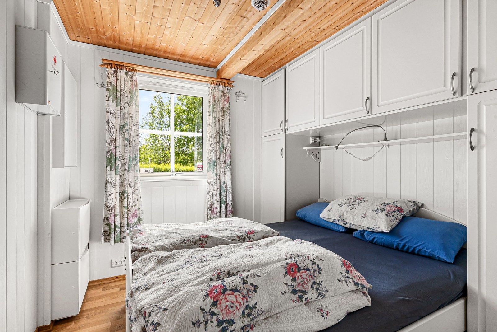 Hovedsoverommet er malt i lyse toner og har vindu ut mot naturen - her våkner du til fuglekvitter Galleribilde