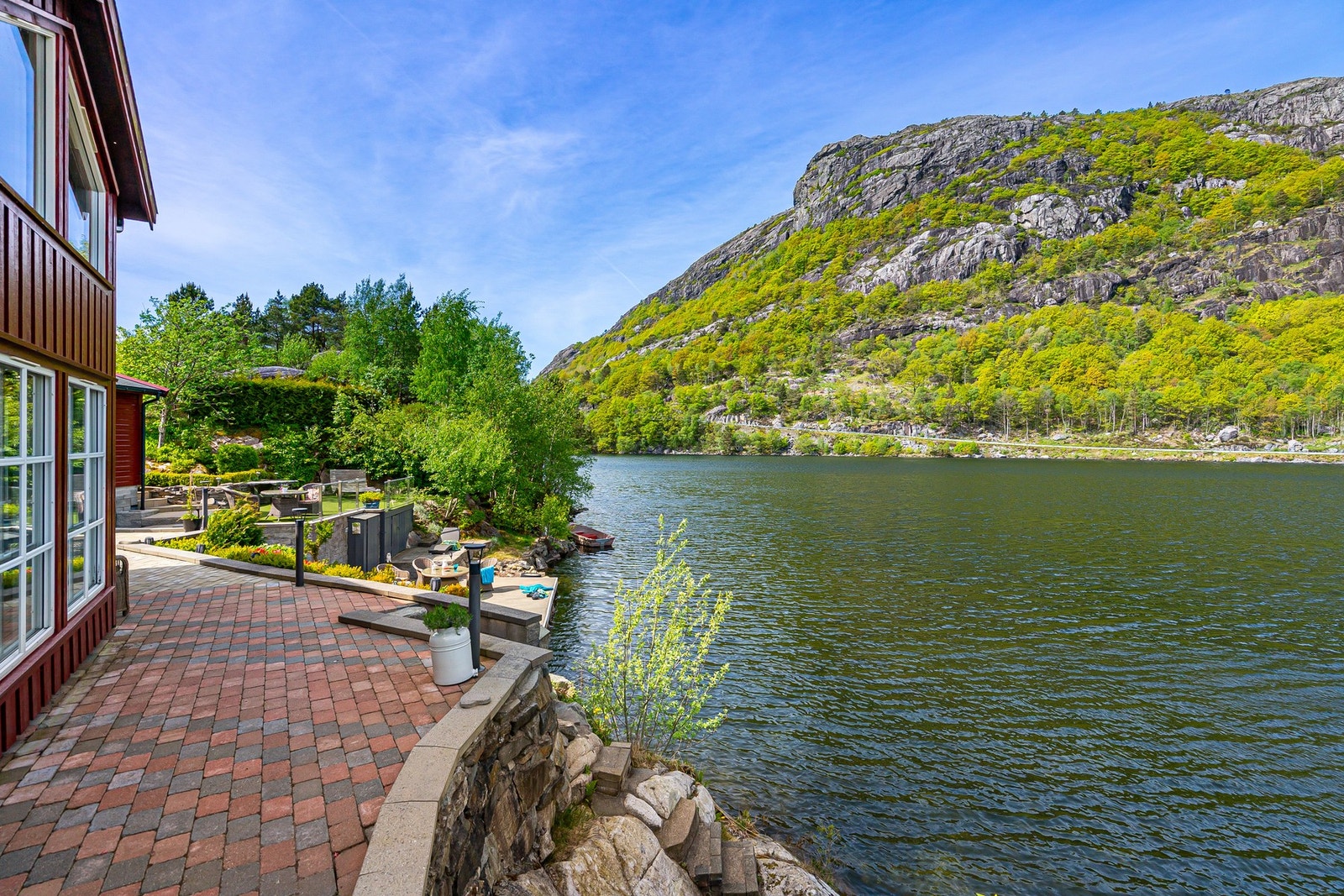 Støpte trapper og steinlagte områder gir trygg og enkel tilgang til alle deler av tomten. Galleribilde
