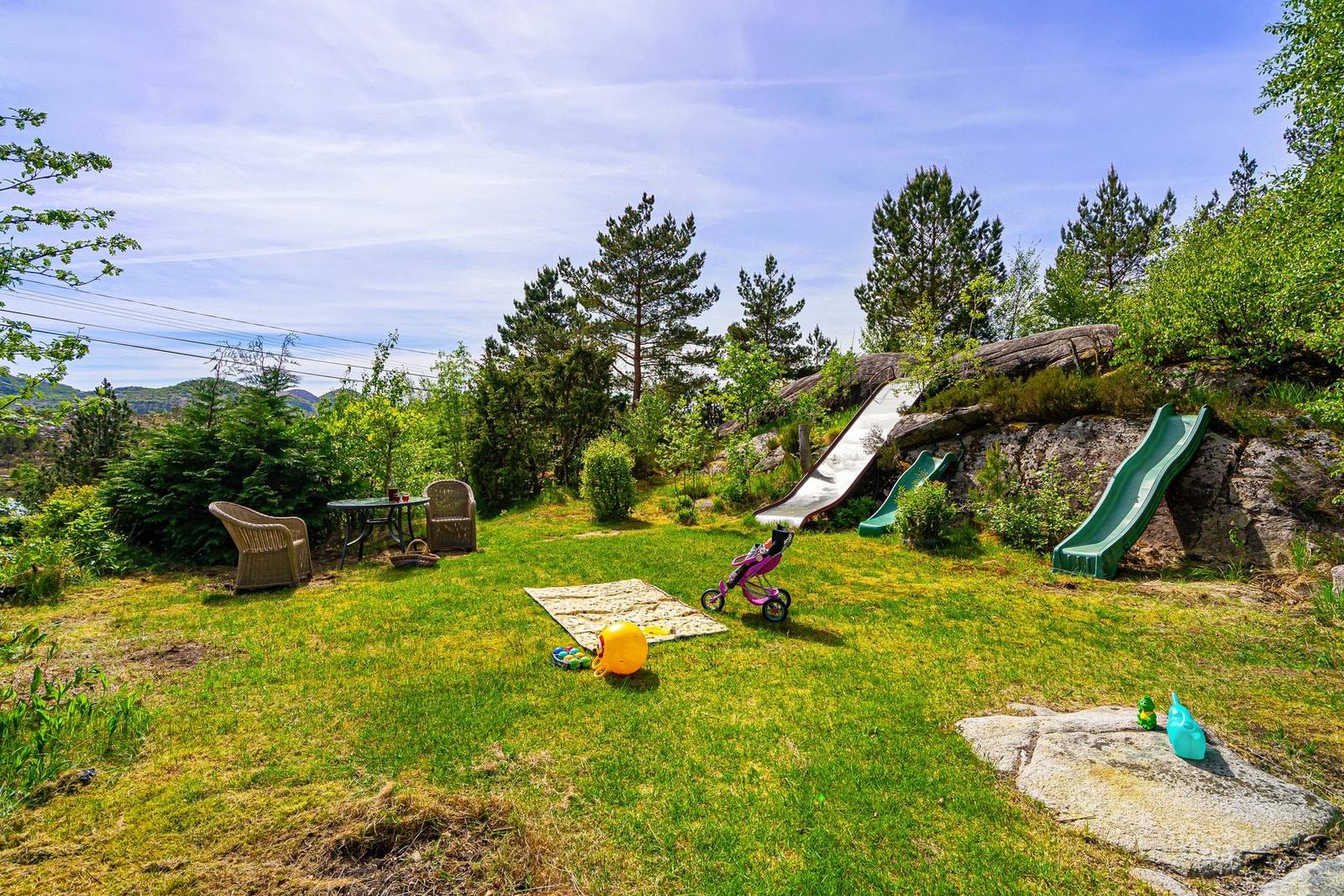 Tomten grenser til vann og fjell, og byr på utsikt i flere retninger. Galleribilde