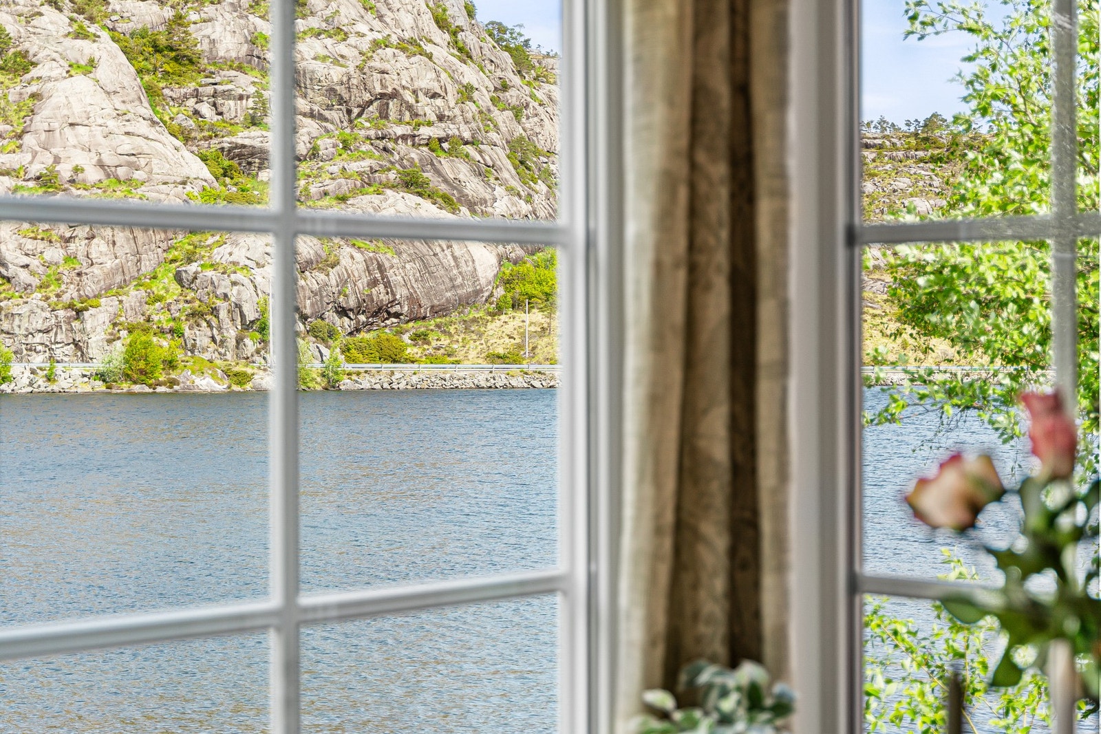 Fra sofaen ser du rett ut i vannet - en utsikt som gir ro i sjelen. Galleribilde