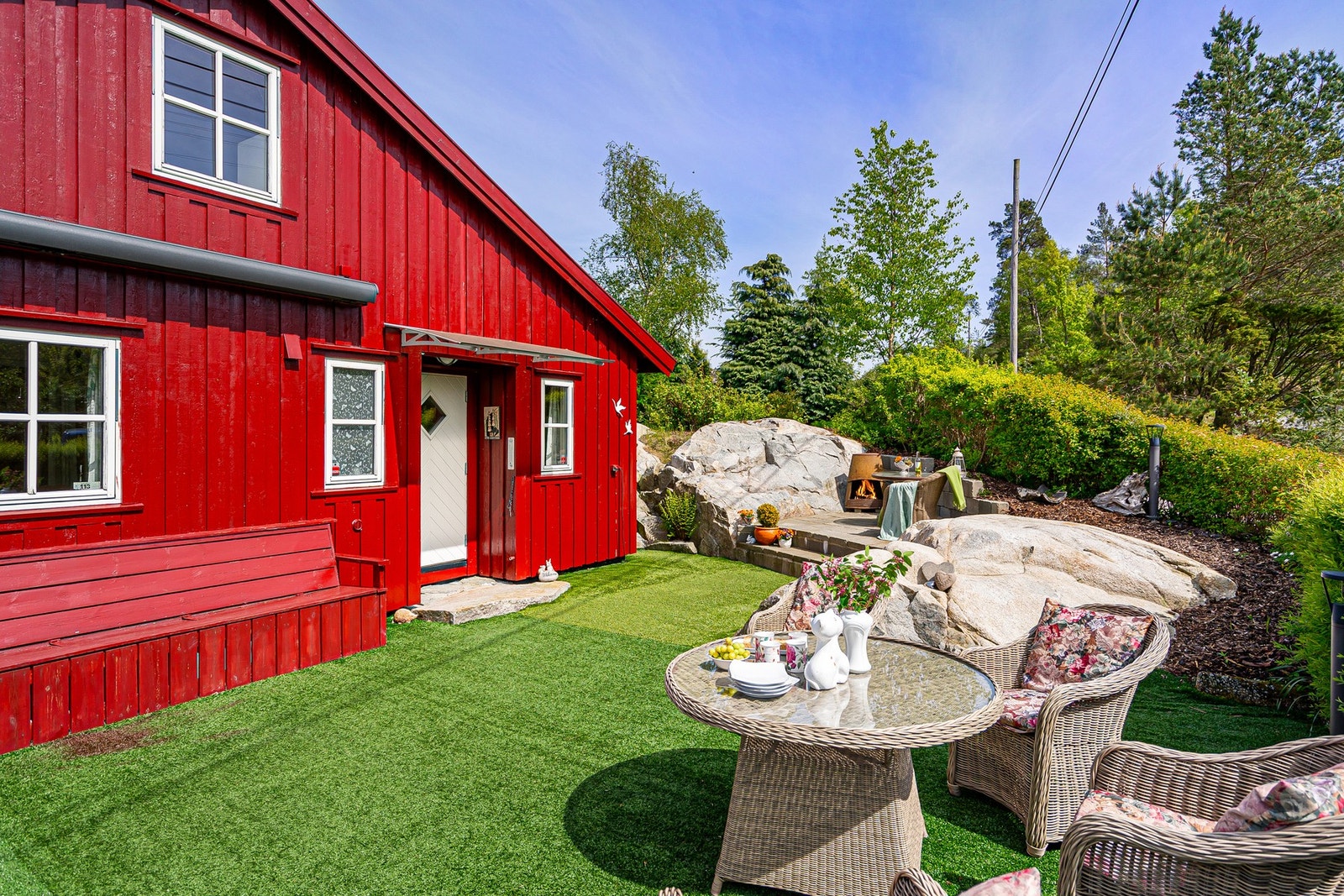 Nydelig uteområde med kunstgress og skjermede sitteplasser - lettstelt og innbydende. Galleribilde