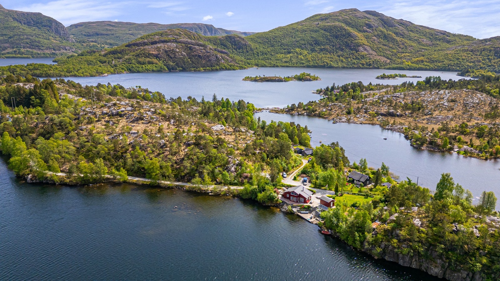 Fantastisk utsyn fra hytta - omgitt av vann, fjell og grønne åser. Galleribilde