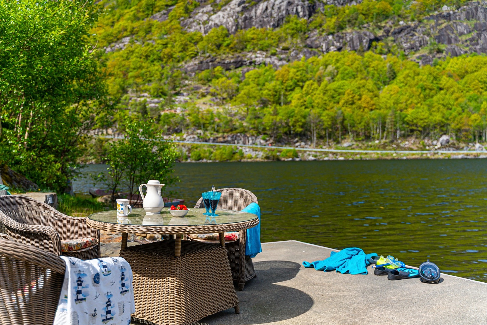 Flott spiseplass ved vannkanten - her nytes sommermåltidene i det fri. Galleribilde
