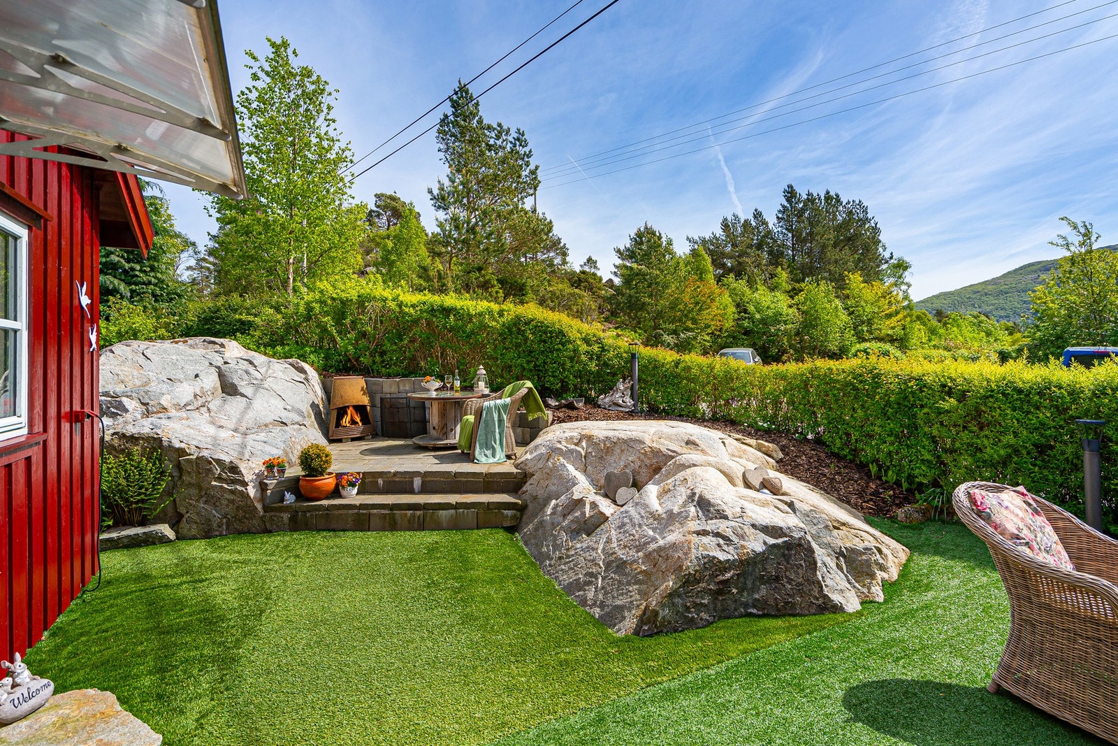 Privat og solrik tomt med både plen, kunstgress og naturtomt - perfekt for avslapning og lek. Galleribilde