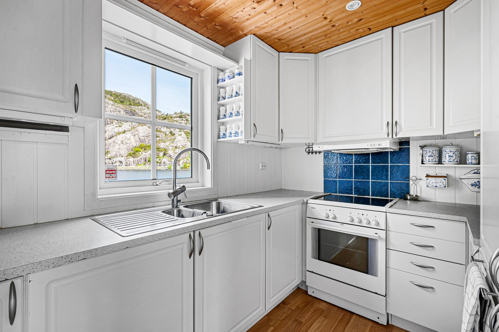 Moderne og velutstyrt kjøkken med smarte løsninger og godt med skapplass. Galleribilde