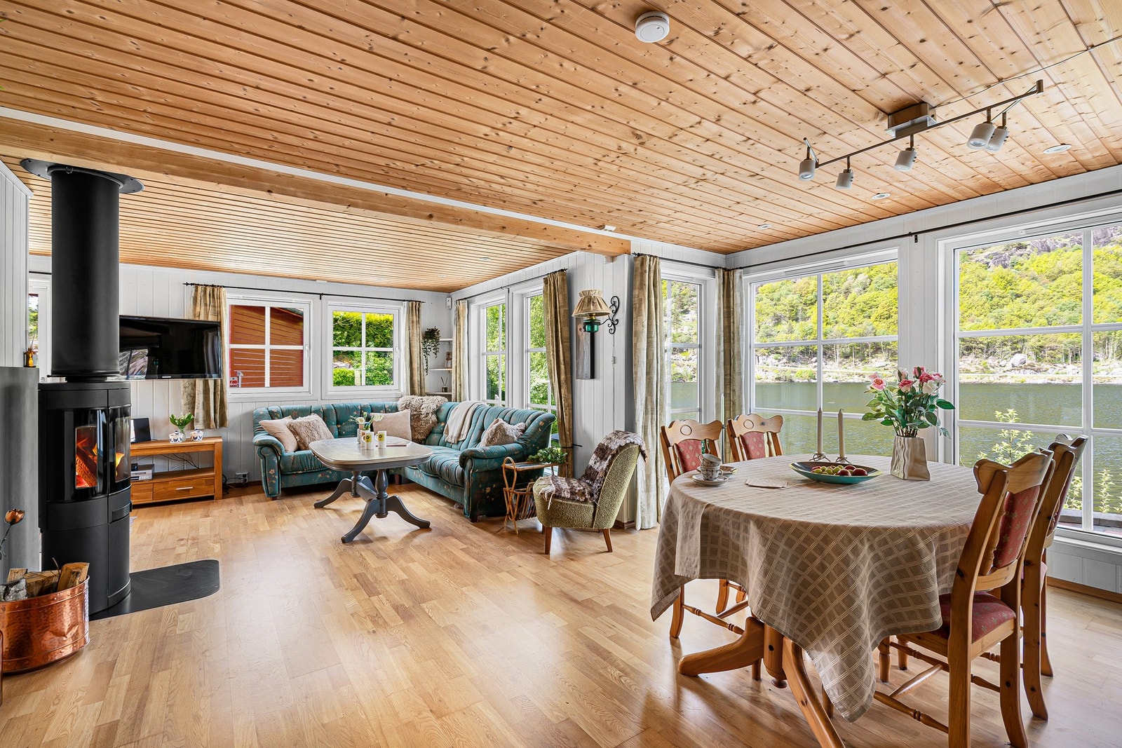 Åpen og sosial planløsning med spiseplass og stue i naturlig forlengelse. Galleribilde